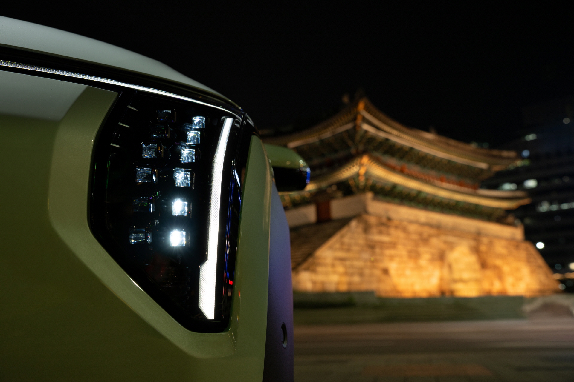 In the heart of the city, where moments slow and sounds fade, the Kia EV3 finds its quiet balance.