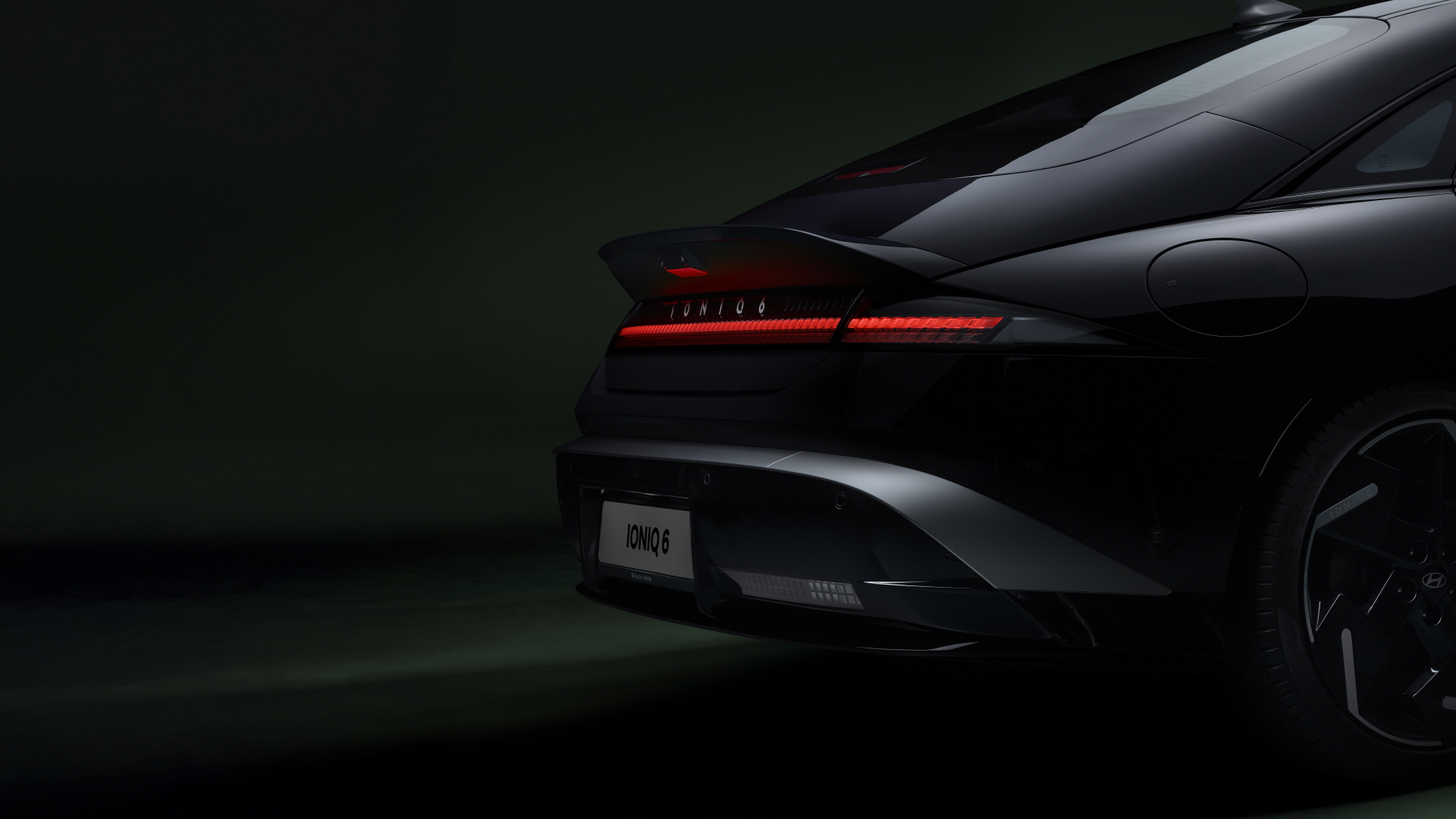 A new form of electric elegance — shaped by refined curves, balanced proportions, and a seamless sense of flow.