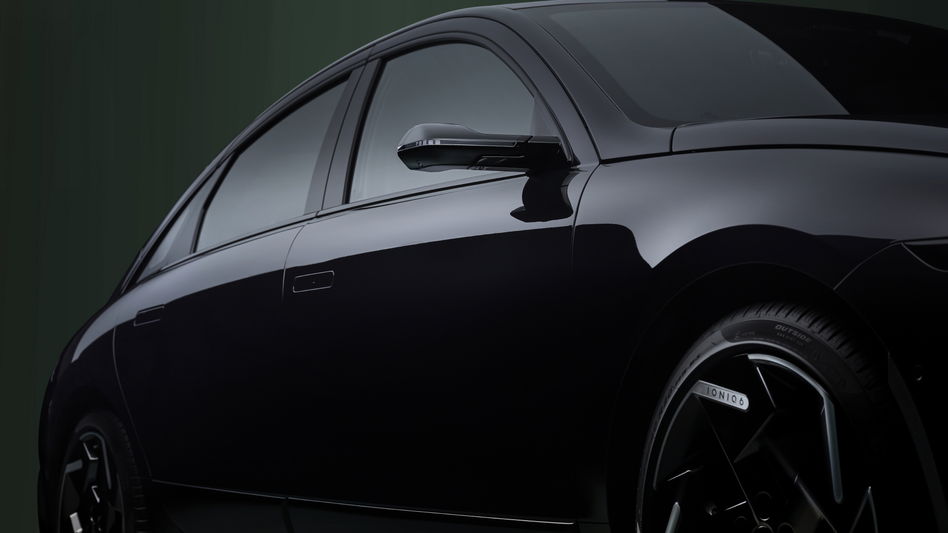 A new form of electric elegance — shaped by refined curves, balanced proportions, and a seamless sense of flow.