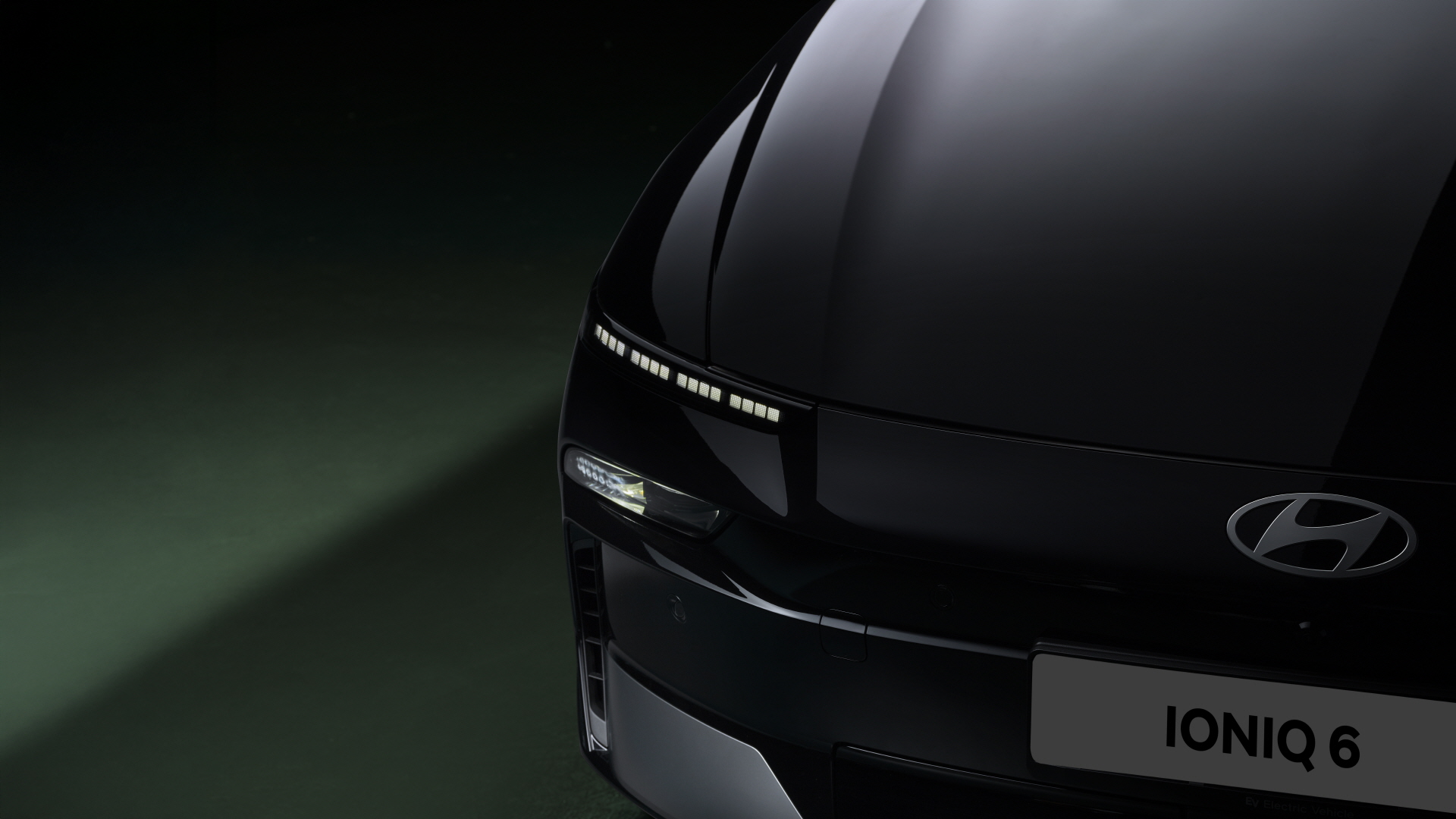 A new form of electric elegance — shaped by refined curves, balanced proportions, and a seamless sense of flow.