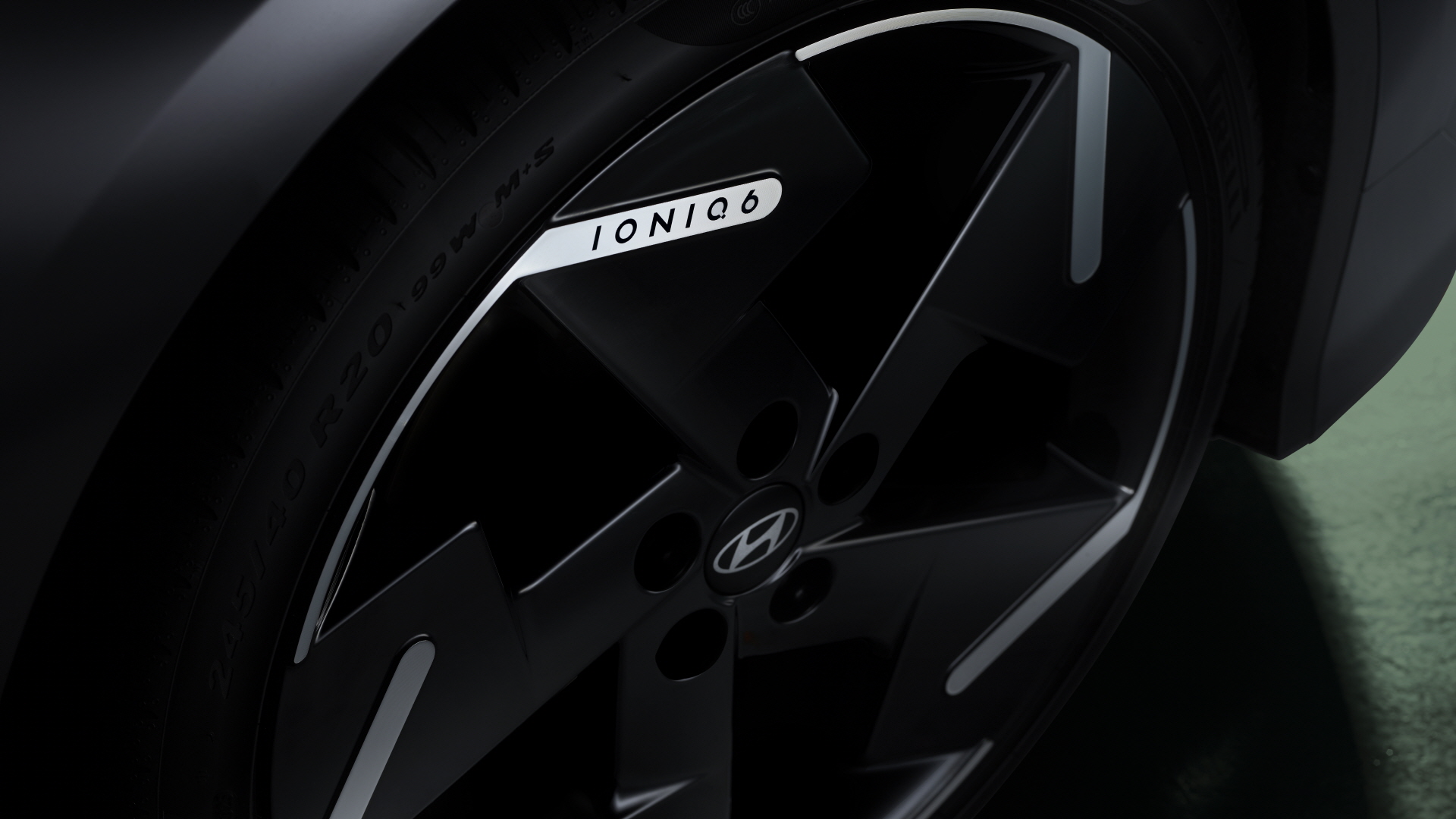 A new form of electric elegance — shaped by refined curves, balanced proportions, and a seamless sense of flow.