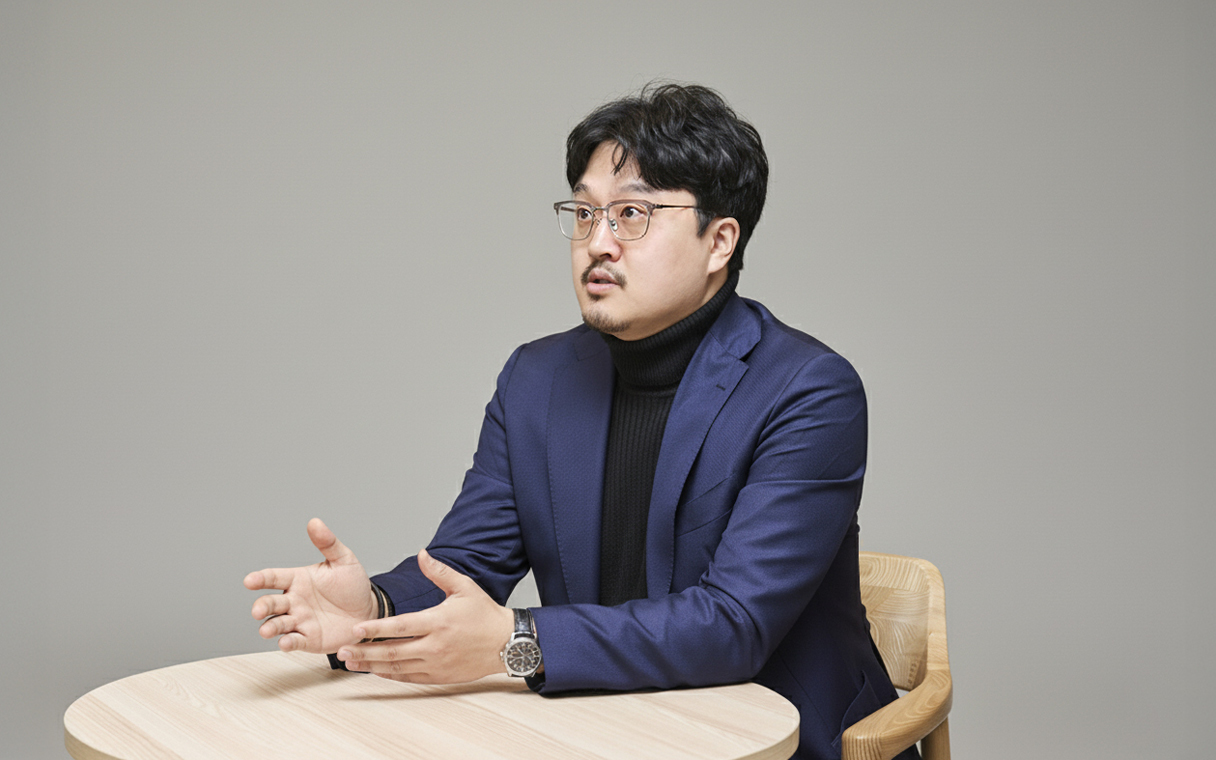 GUI에 대해 설명하는 연구원의 모습