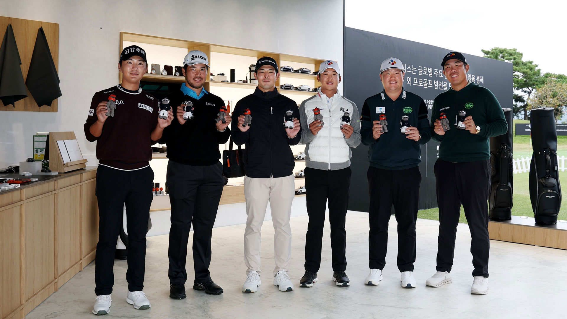 옥태훈, 마쓰야마 히데키, 나카지마 케이타, 최승빈, 임성재, 안병훈 선수가 기념 촬영을 하는 모습