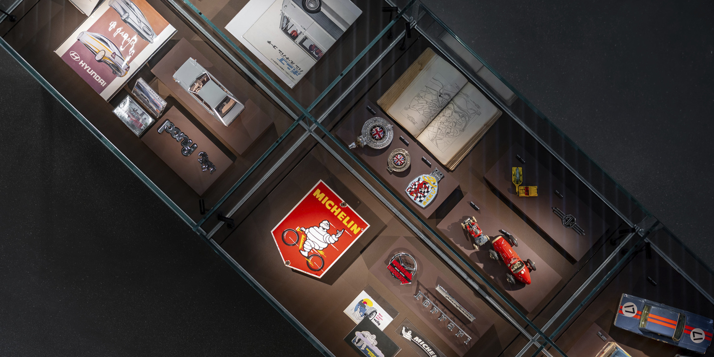 현대모터스튜디오 서울 1층에 전시된 각종 오브제들의 모습