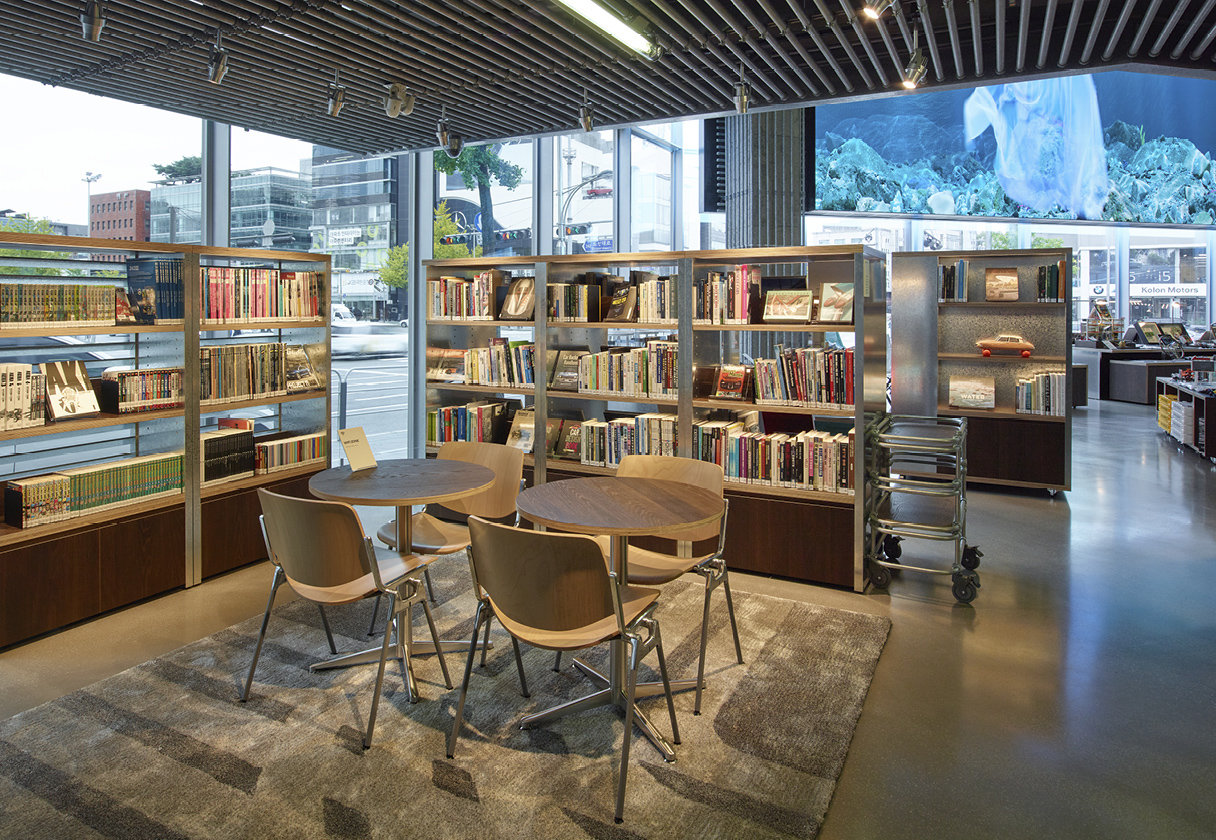 현대모터스튜디오 1층 오토라이브러리의 모습