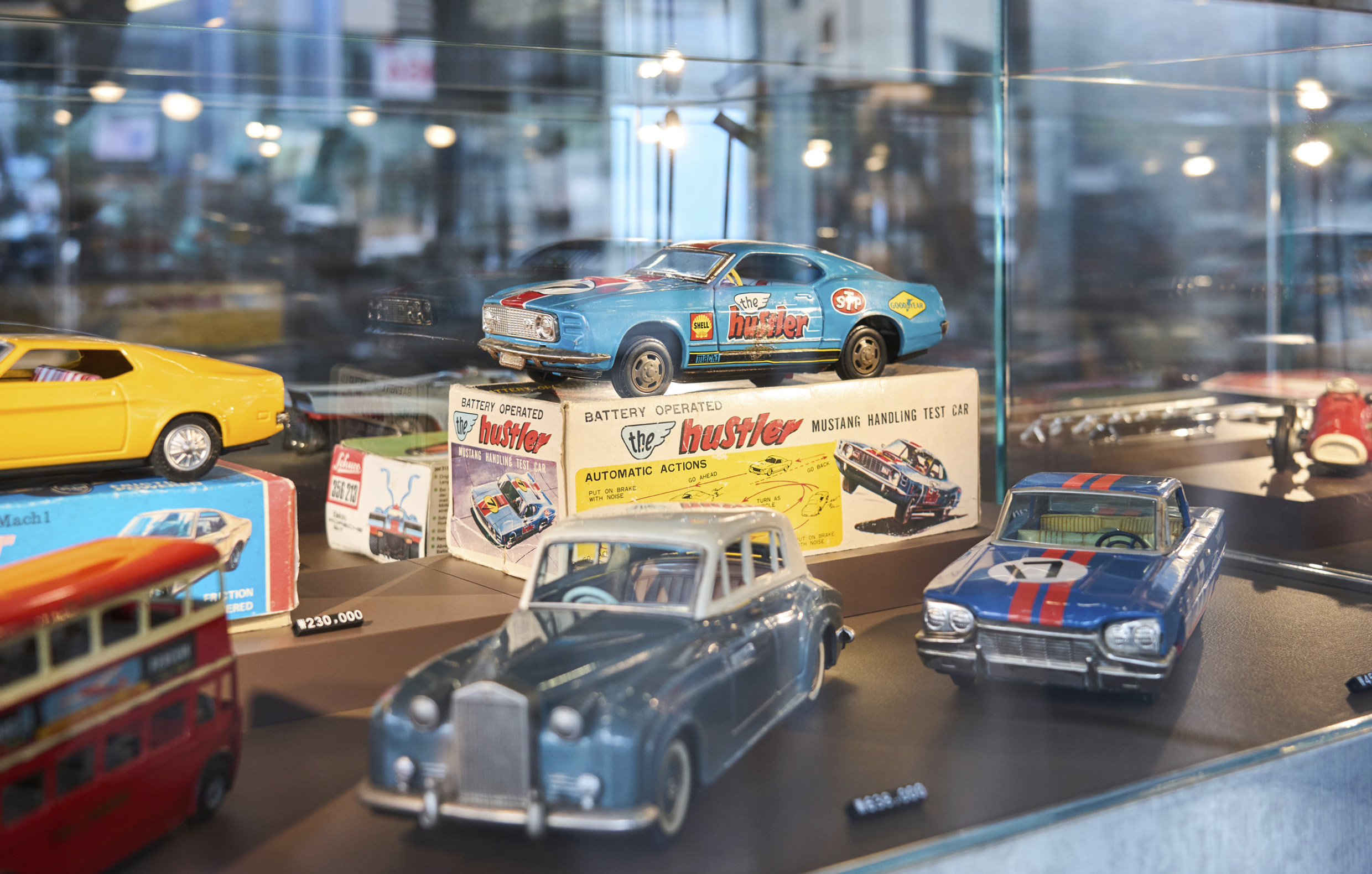 헤리티지 섹션에 전시되어 있는 모형 자동차들의 모습