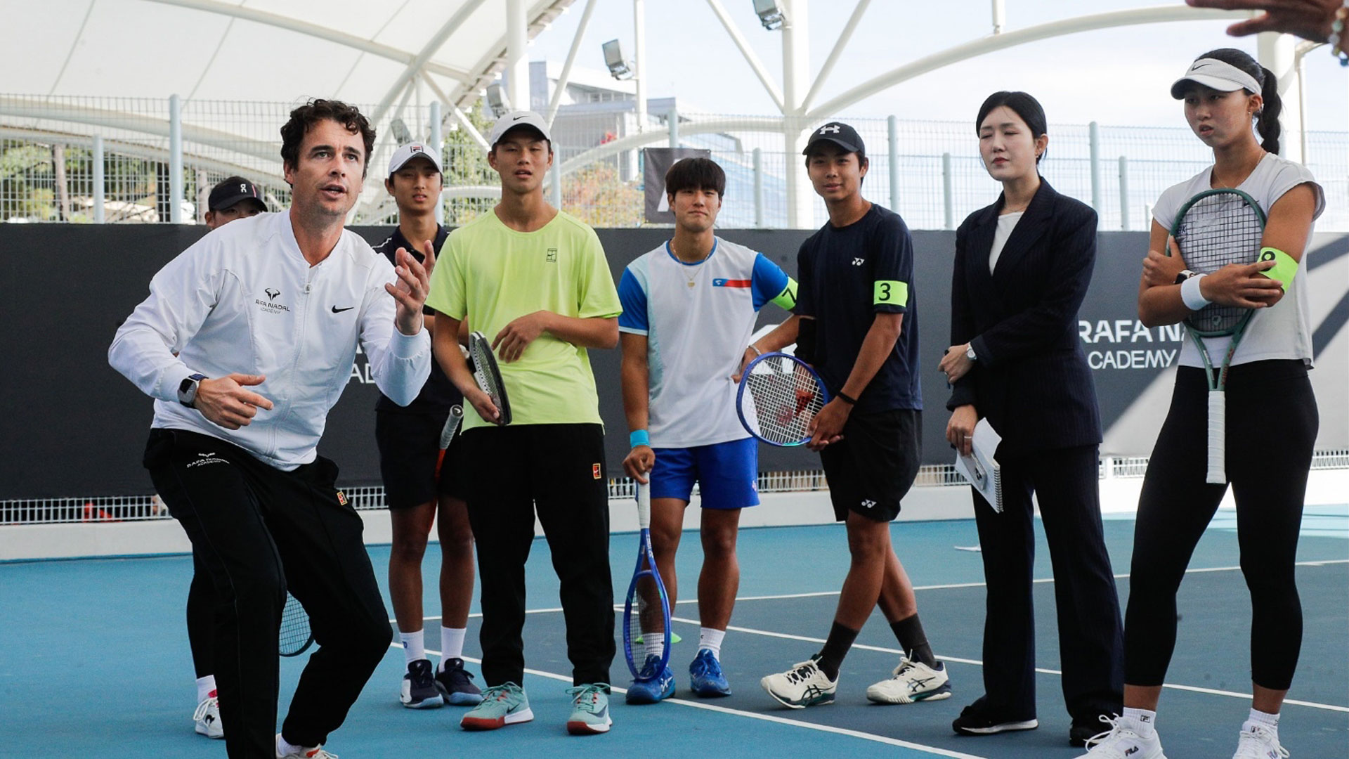 라파 나달 아카데미 소속 토메오 살바(Tomeu Salva) 코치가 기아 주니어 테니스 프로그램에 참여한 주니어 테니스 선수들을 트레이닝 하고 있는 모습