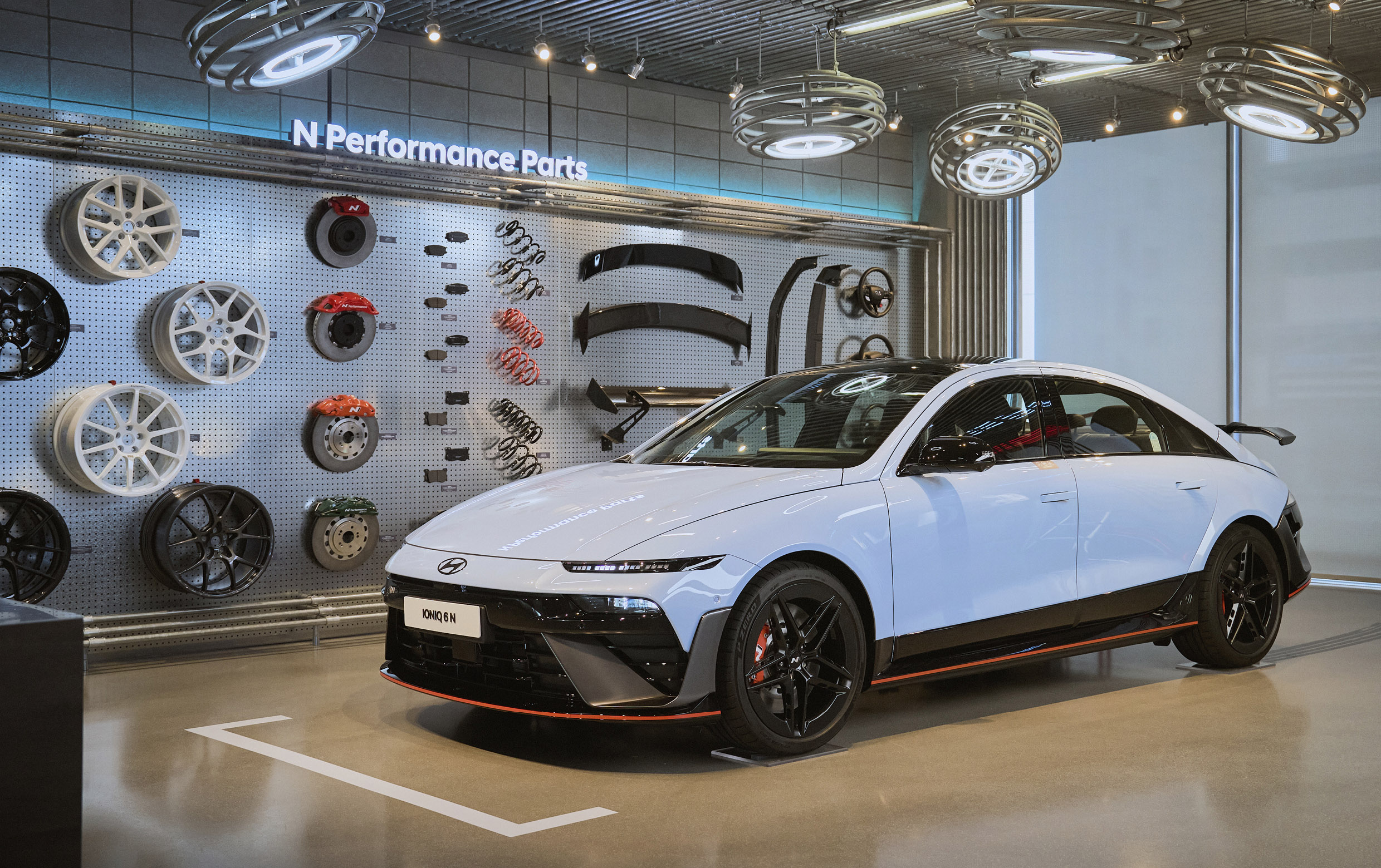 현대 N 전용 공간에 전시된 아이오닉 6 N의 모습