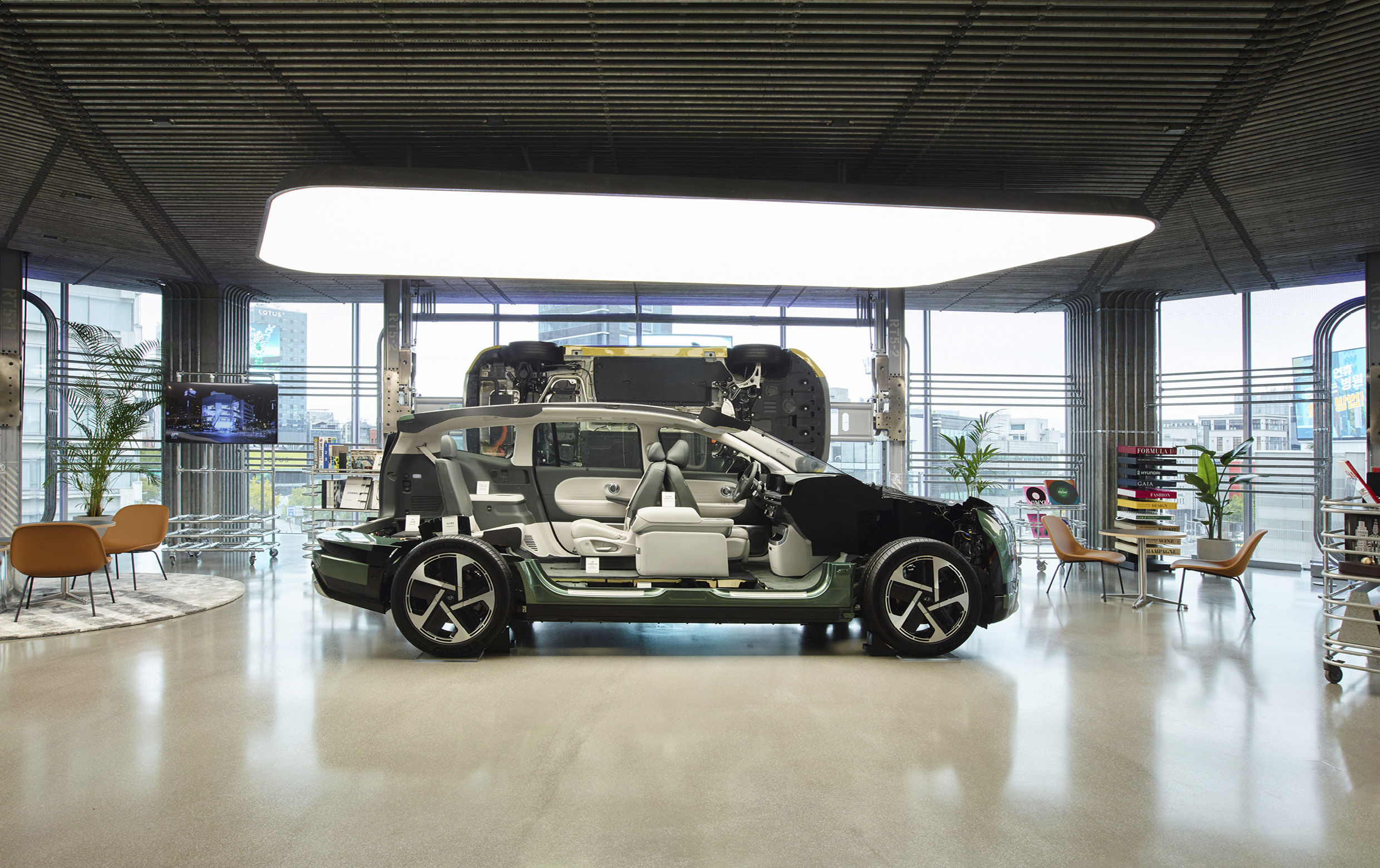 아이오닉 9 절개 모델이 HMS 클럽 라운지에 전시되어 있다