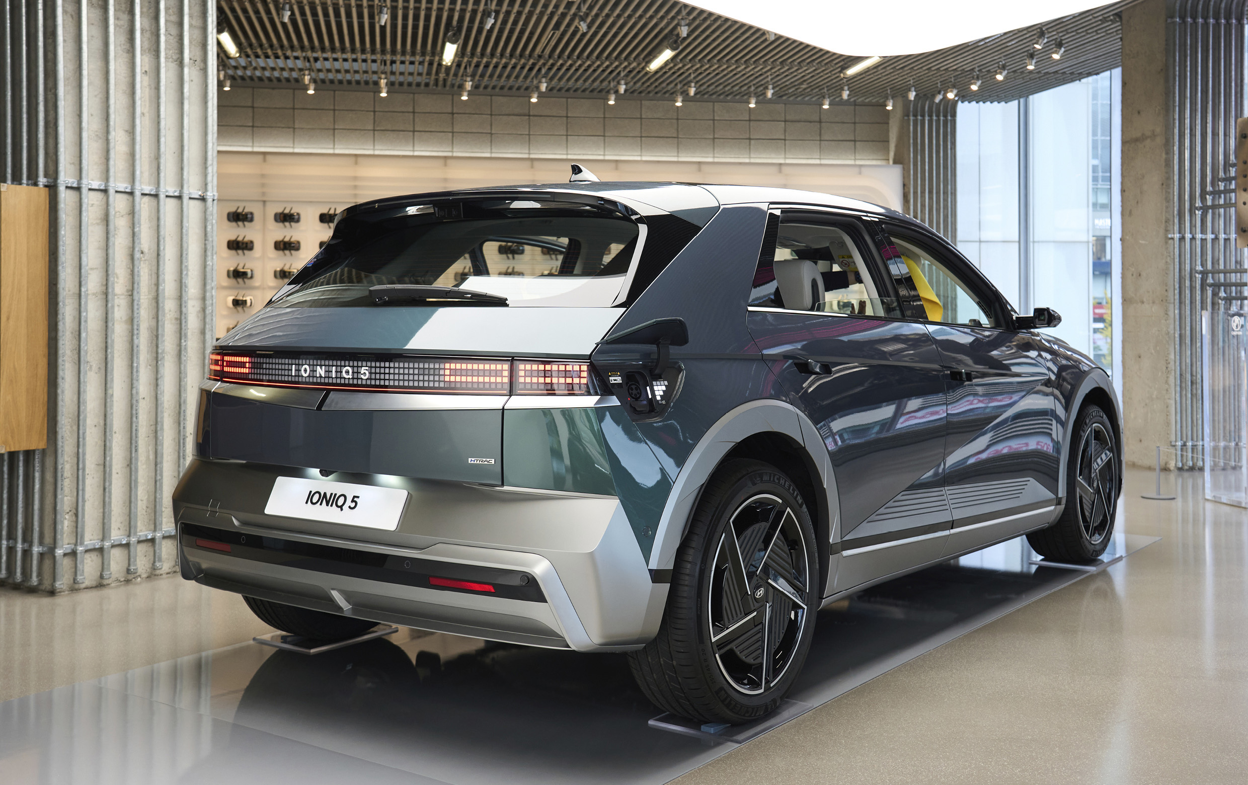 현대모터스튜디오에 전시된 아이오닉 5의 모습