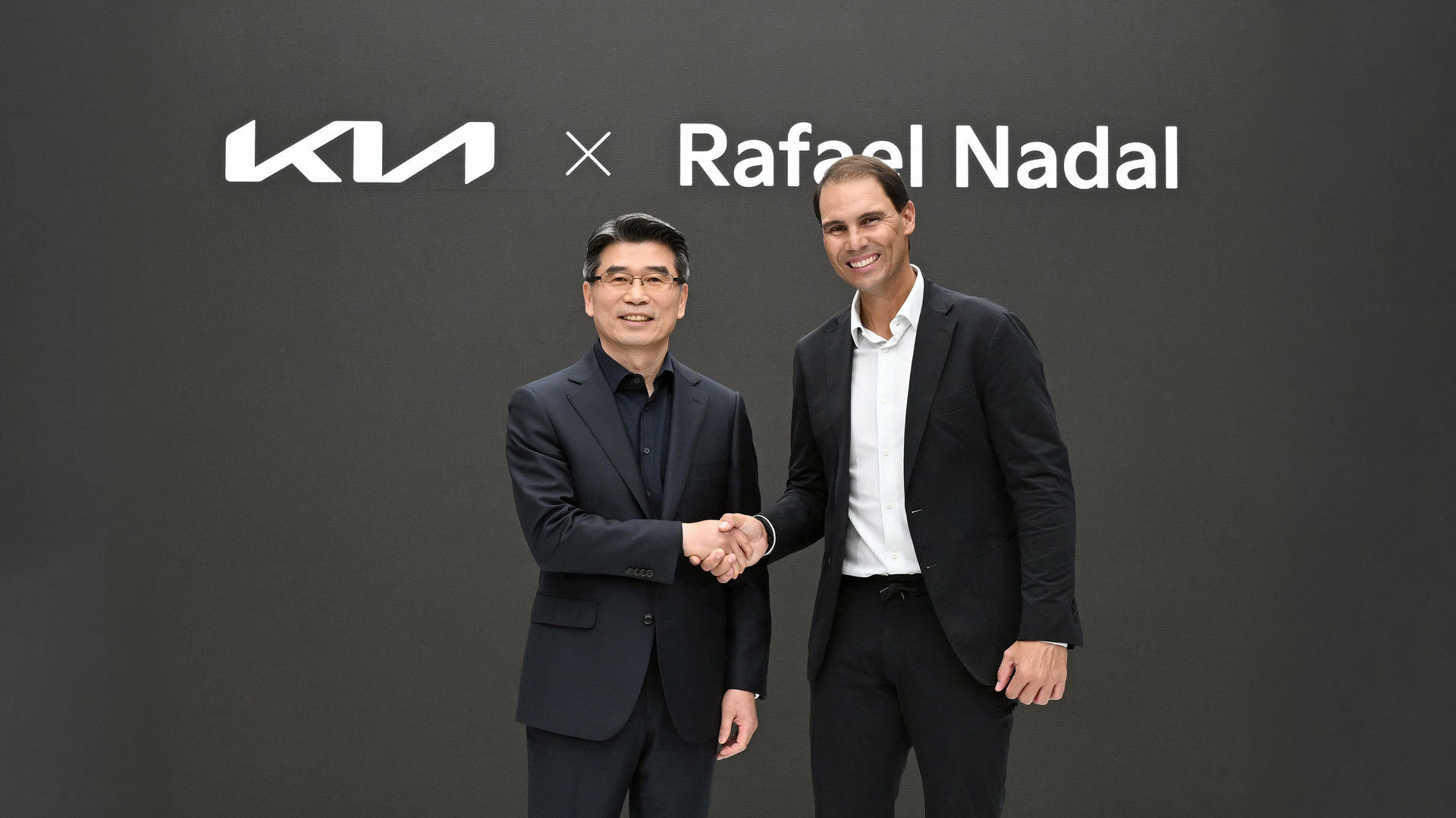 기아 송호성 사장과 라파엘 나달이 파트너십 연장 조인식에서 기념 사진을 촬영하고 있는 모습