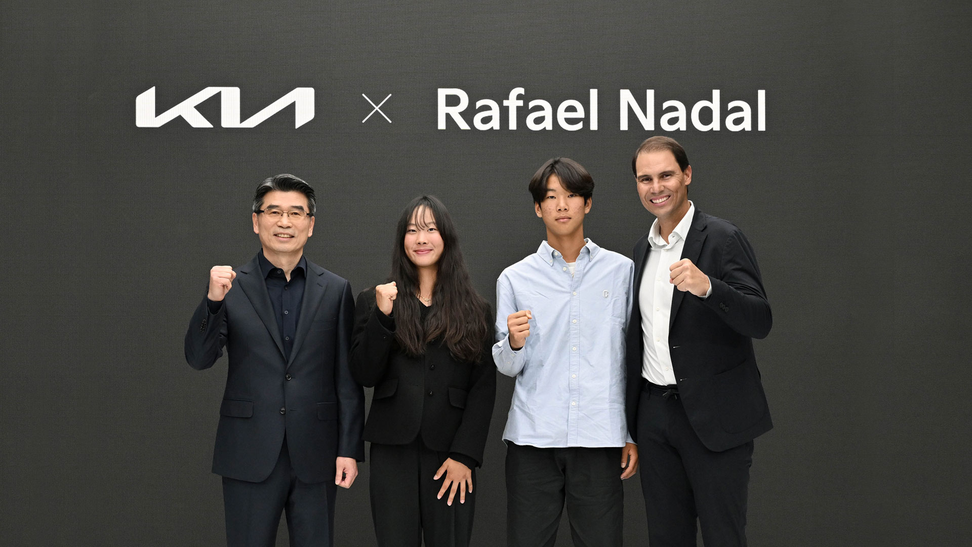 기아 송호성 사장과 라파엘 나달이 기아 주니어 테니스 프로그램(22일)에서 선발된 유망주 선수들과 기념 촬영을 하고 있는 모습 *왼쪽부터 기아 송호성 사장, 홍예리 선수, 김시윤 선수, 라파엘 나달 순