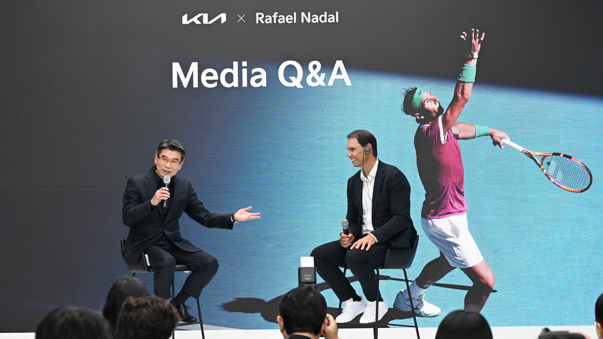 기아 송호성 사장과 라파엘 나달이 파트너십 연장 조인식 미디어 Q&A 세션에서 답변하고 있는 모습
