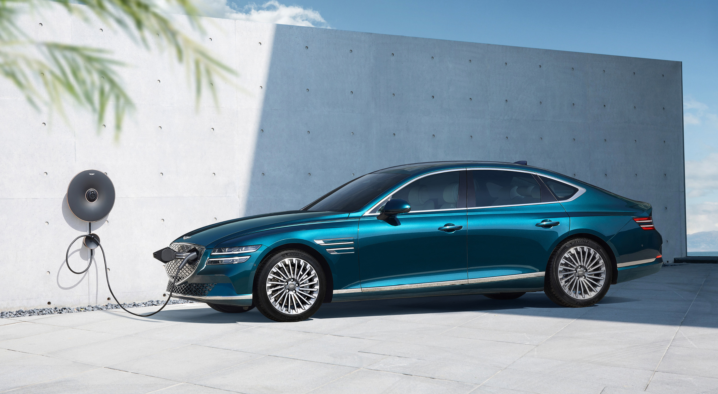 2022 G20 발리 정상회의에서 공식 의전 차량으로 채택된 제네시스 G80 전동화 모델