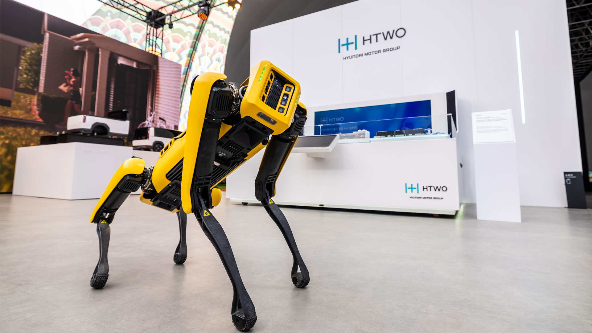 경주엑스포대공원 에어돔 ‘현대자동차그룹관’ 내를 자유롭게 활보하고 있는 보스턴다이나믹스의 4족 보행 로봇 ‘스팟(SPOT)’