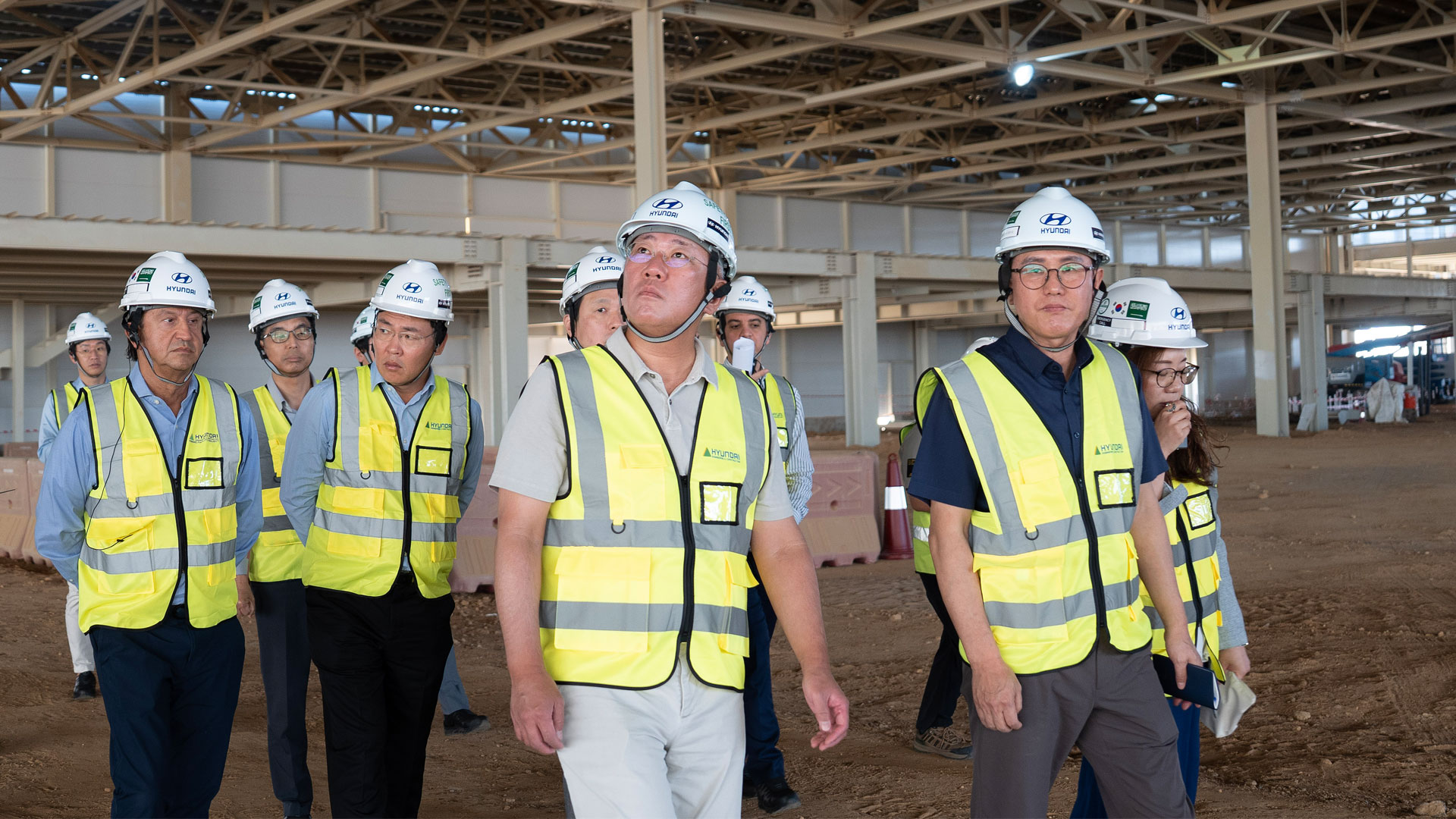 정의선 회장(가운데), 호세 무뇨스 사장(왼쪽에서 첫번째)이 박원균 HMMME 법인장(오른쪽에서 첫번째)에게 사우디 신공장 건설 진행 현황을 들으며, 공장을 둘러보고 있다.