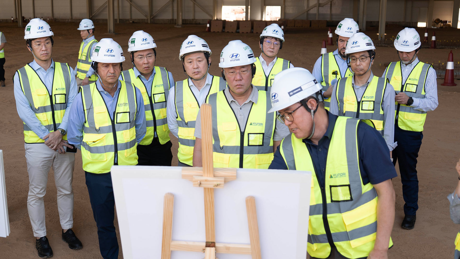 정의선 회장(가운데), 호세 무뇨스 사장(왼쪽에서 두번째)이 박원균 HMMME 법인장(오른쪽에서 첫번째)에게 신공장에 대한 보고를 받고 있다.