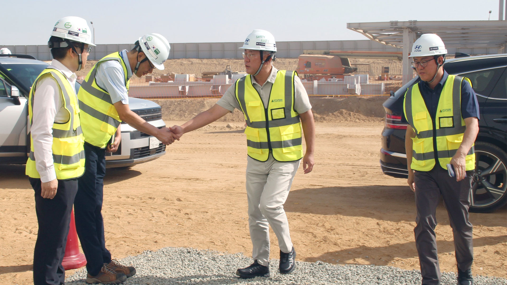 정의선 회장(가운데), 호세 무뇨스 사장(왼쪽에서 두번째)이 박원균 HMMME 법인장(오른쪽에서 첫번째)에게 신공장에 대한 보고를 받고 있다.