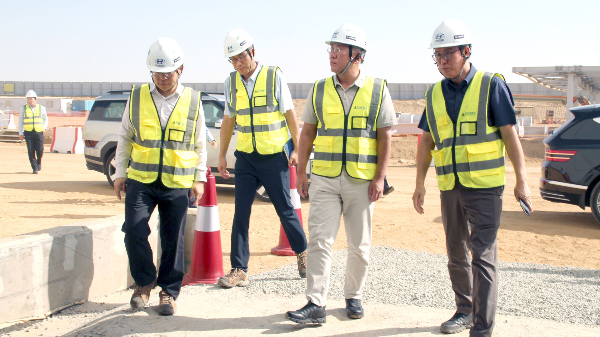 정의선 회장이 HMMME 신공장 건설현장에서 직원들을 격려한 후 공장으로 이동하고 있다.