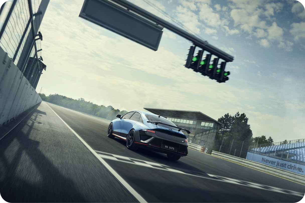 아이오닉 6 N 주행 모습