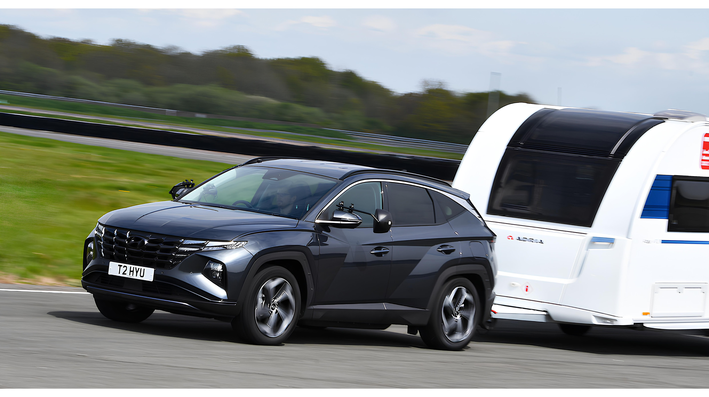 현대차 투싼이 캠핑 트레일러를 견인하는 모습