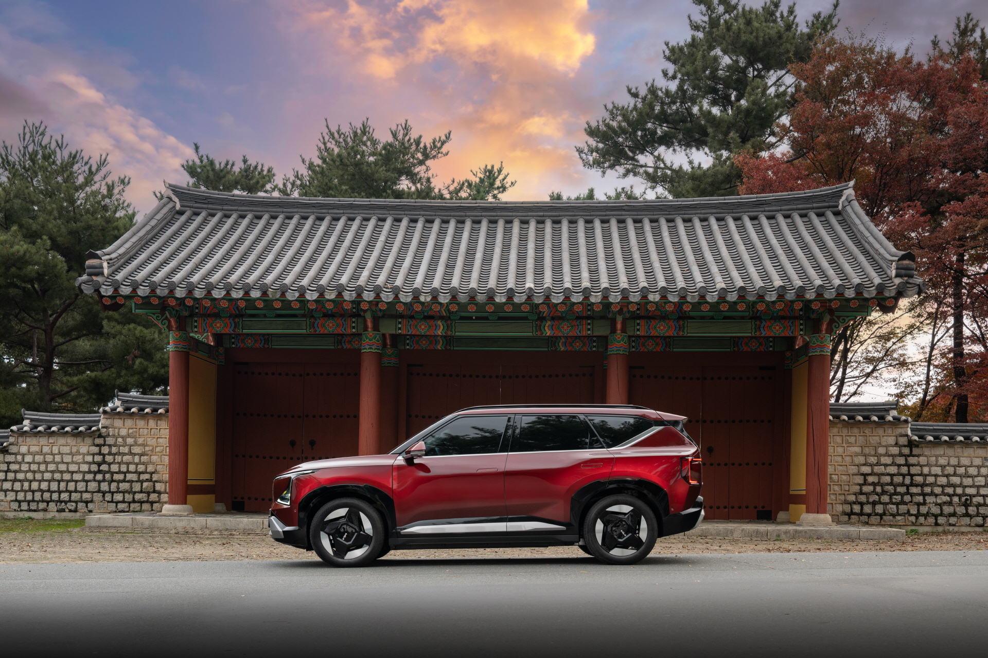 The Kia EV5 captures the harmony between tradition and modernity in Gyeongju, the host city of the upcoming APEC Summit.