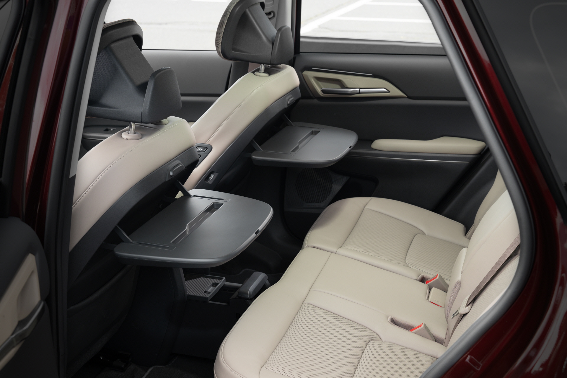 The Kia EV5 captures the harmony between tradition and modernity in Gyeongju, the host city of the upcoming APEC Summit.