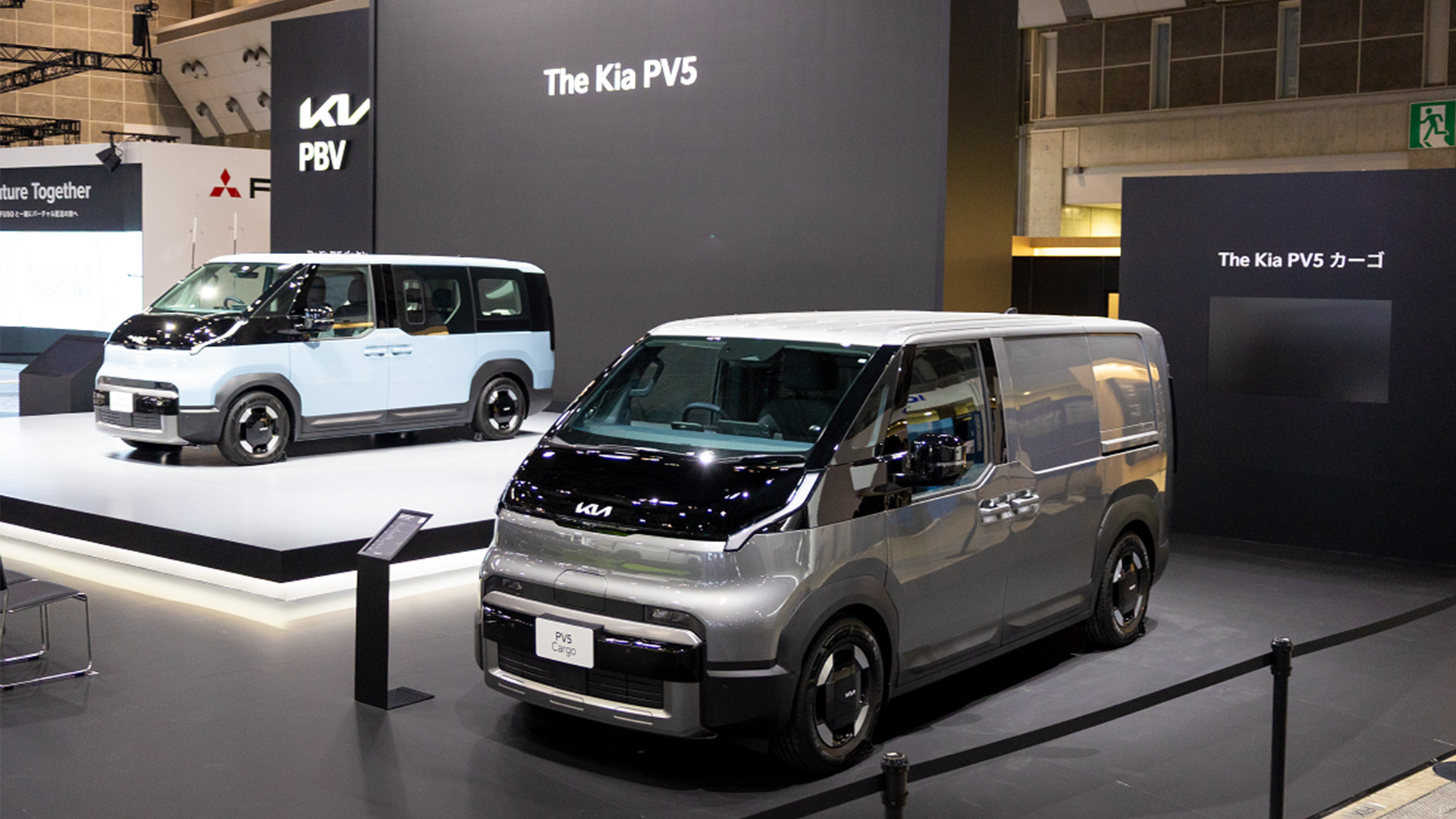 '2025 재팬모빌리티쇼' 기아관에 전시된 PV5 패신저(왼쪽)와 PV5 카고(오른쪽)