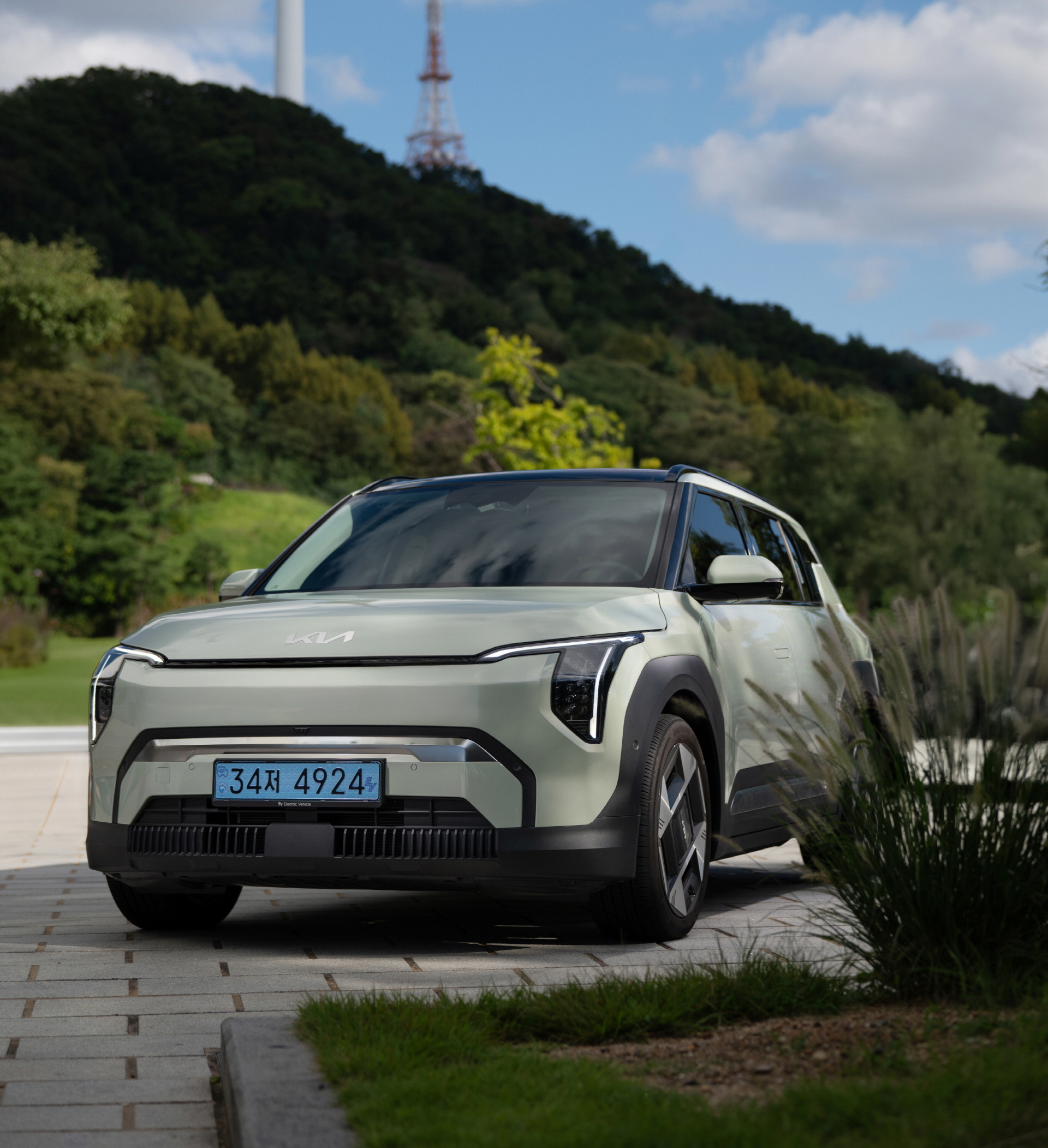 Bathed in daylight, the Kia EV3 moves gracefully in tune with its surroundings.