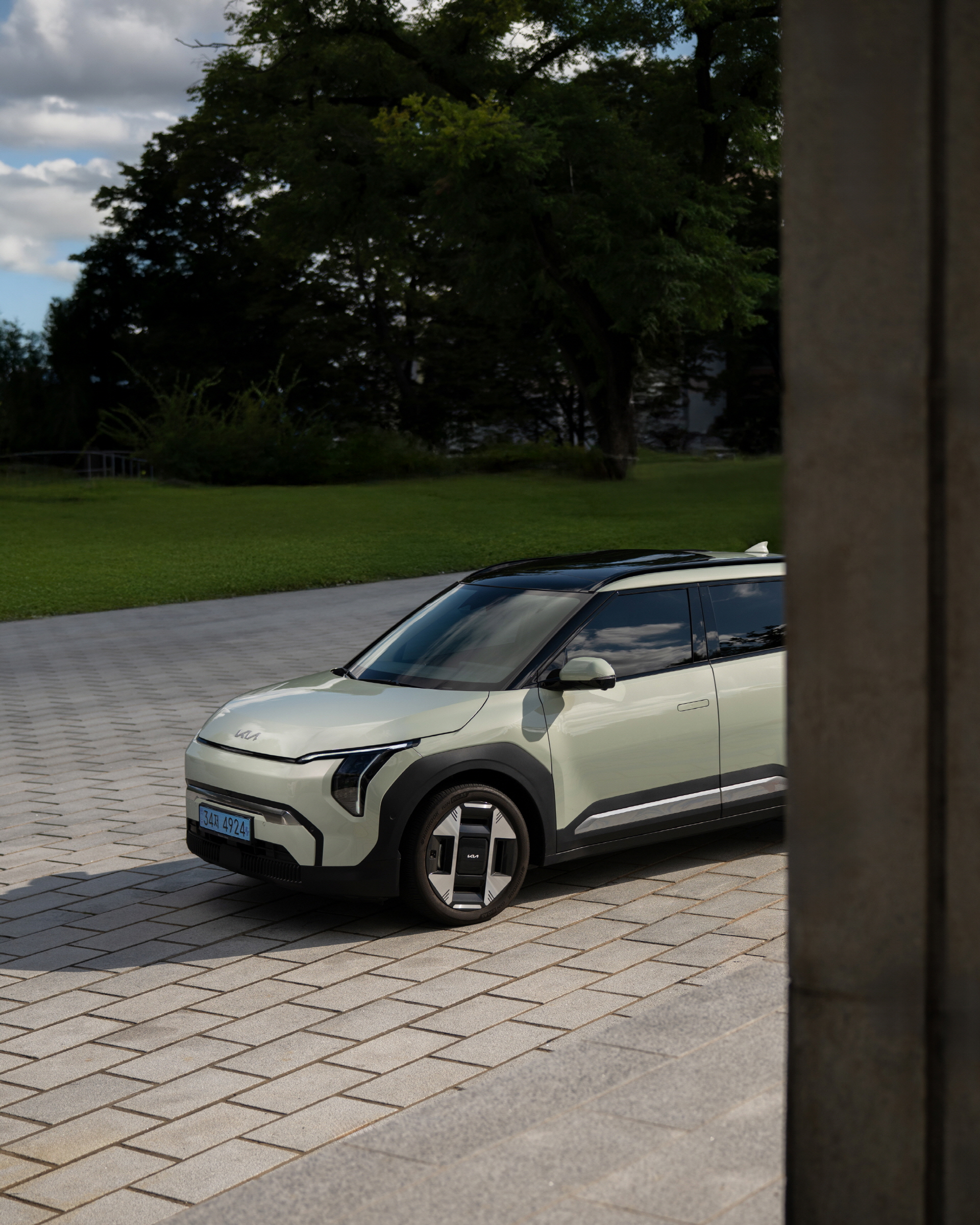 Bathed in daylight, the Kia EV3 moves gracefully in tune with its surroundings.