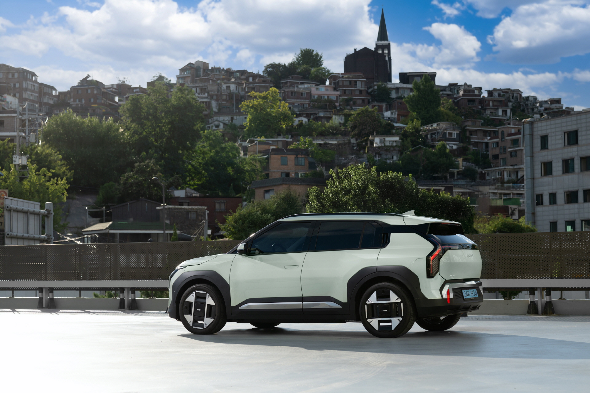 Bathed in daylight, the Kia EV3 moves gracefully in tune with its surroundings.