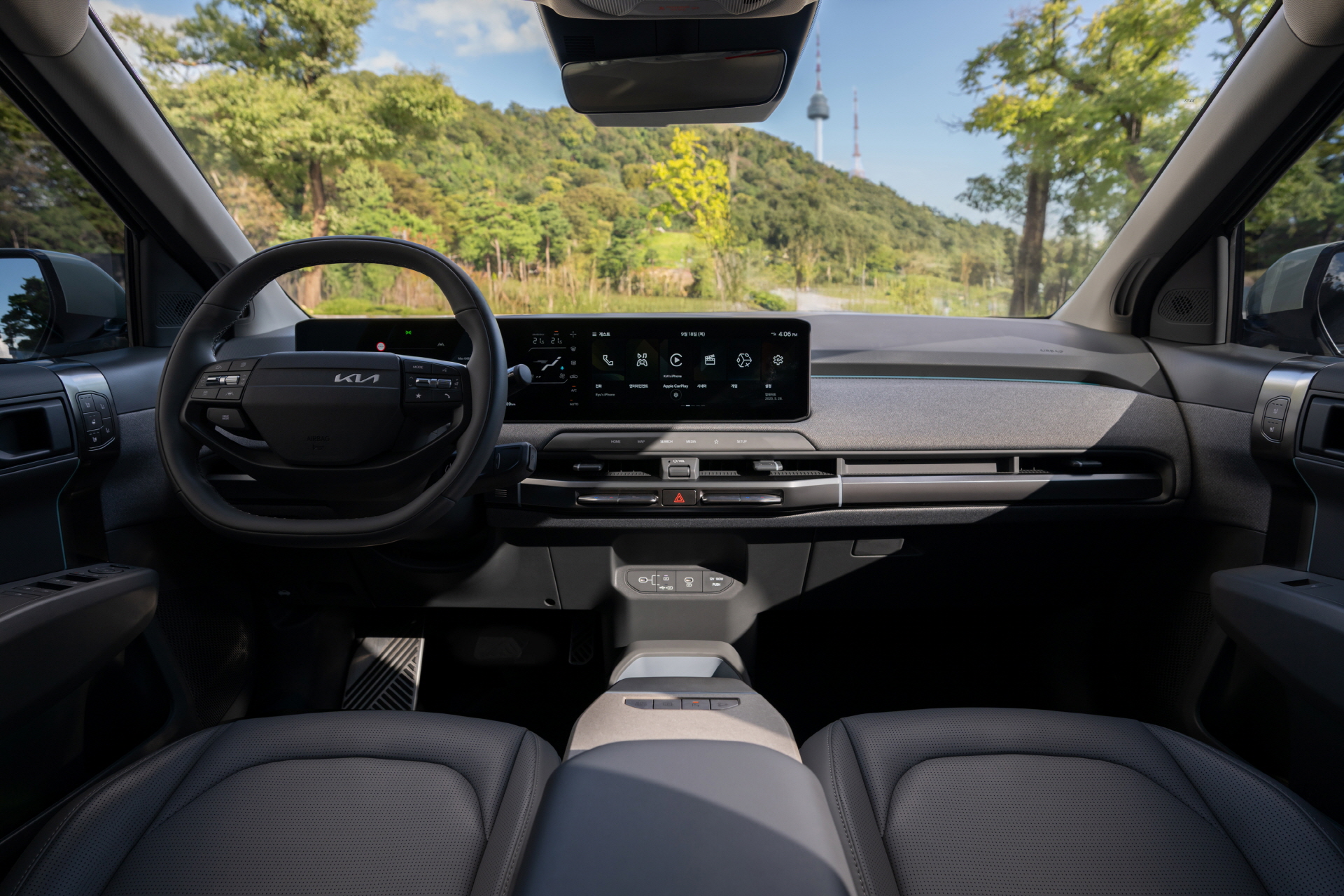 Bathed in daylight, the Kia EV3 moves gracefully in tune with its surroundings.