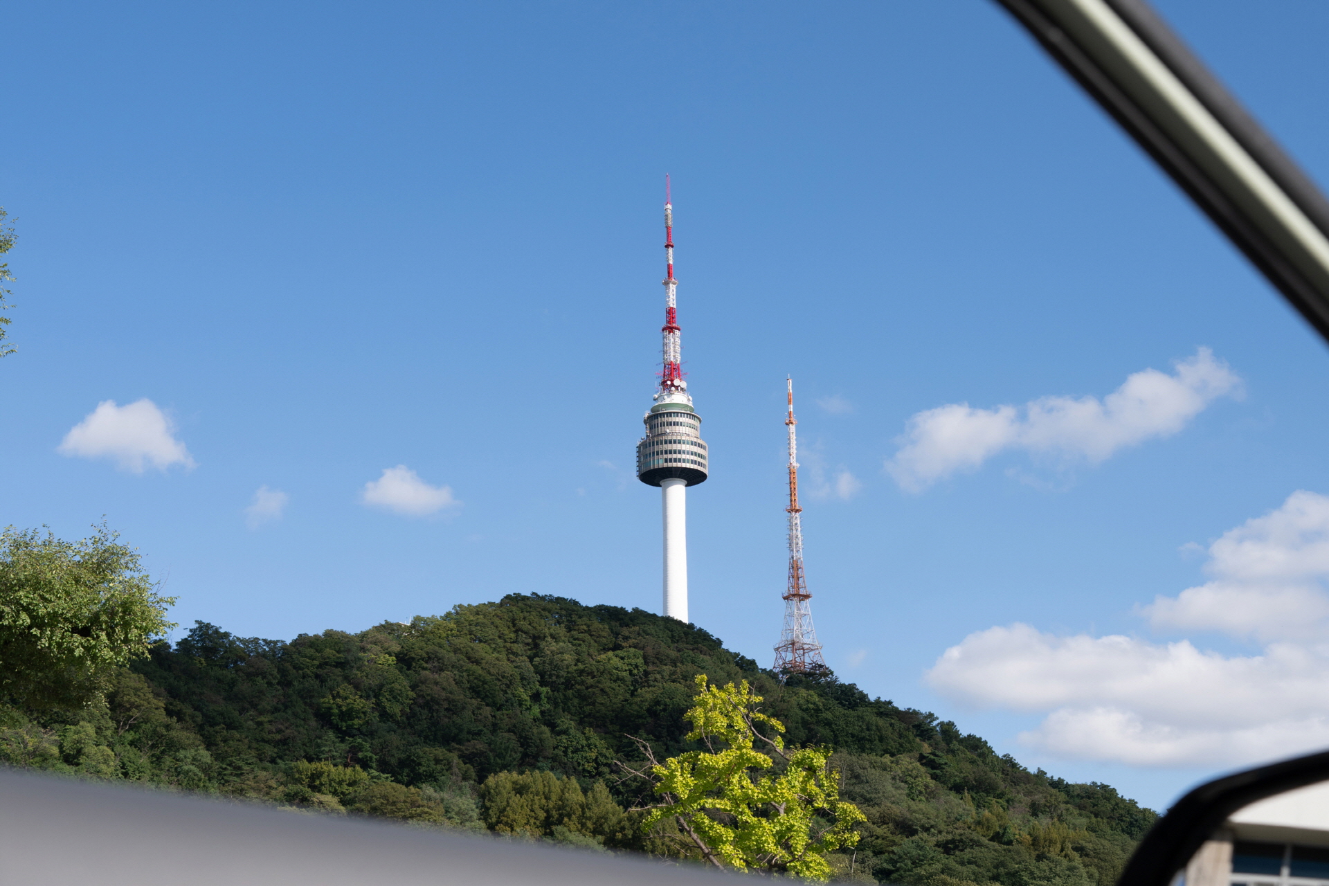 Bathed in daylight, the Kia EV3 moves gracefully in tune with its surroundings.