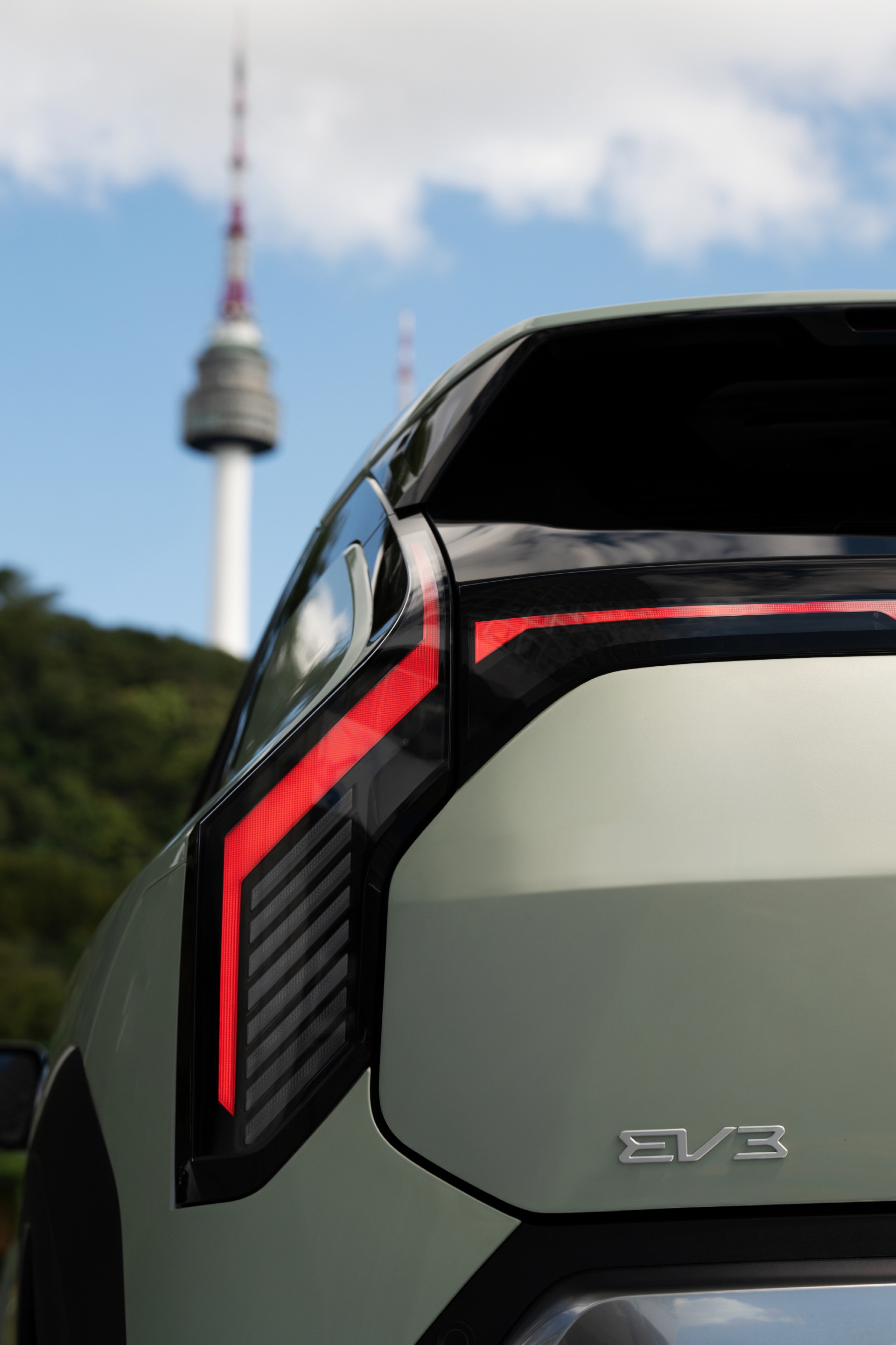 Bathed in daylight, the Kia EV3 moves gracefully in tune with its surroundings.