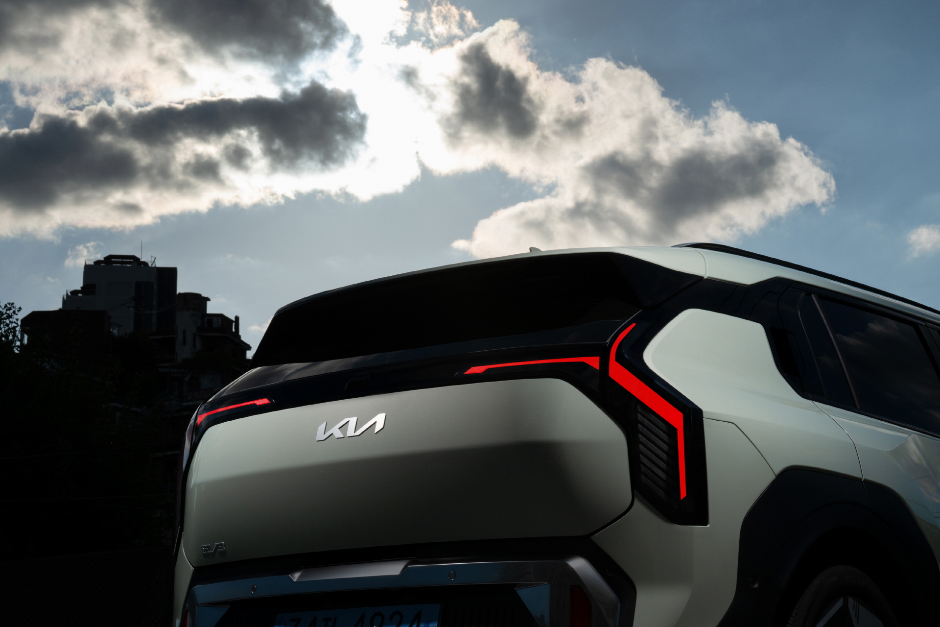 Bathed in daylight, the Kia EV3 moves gracefully in tune with its surroundings.