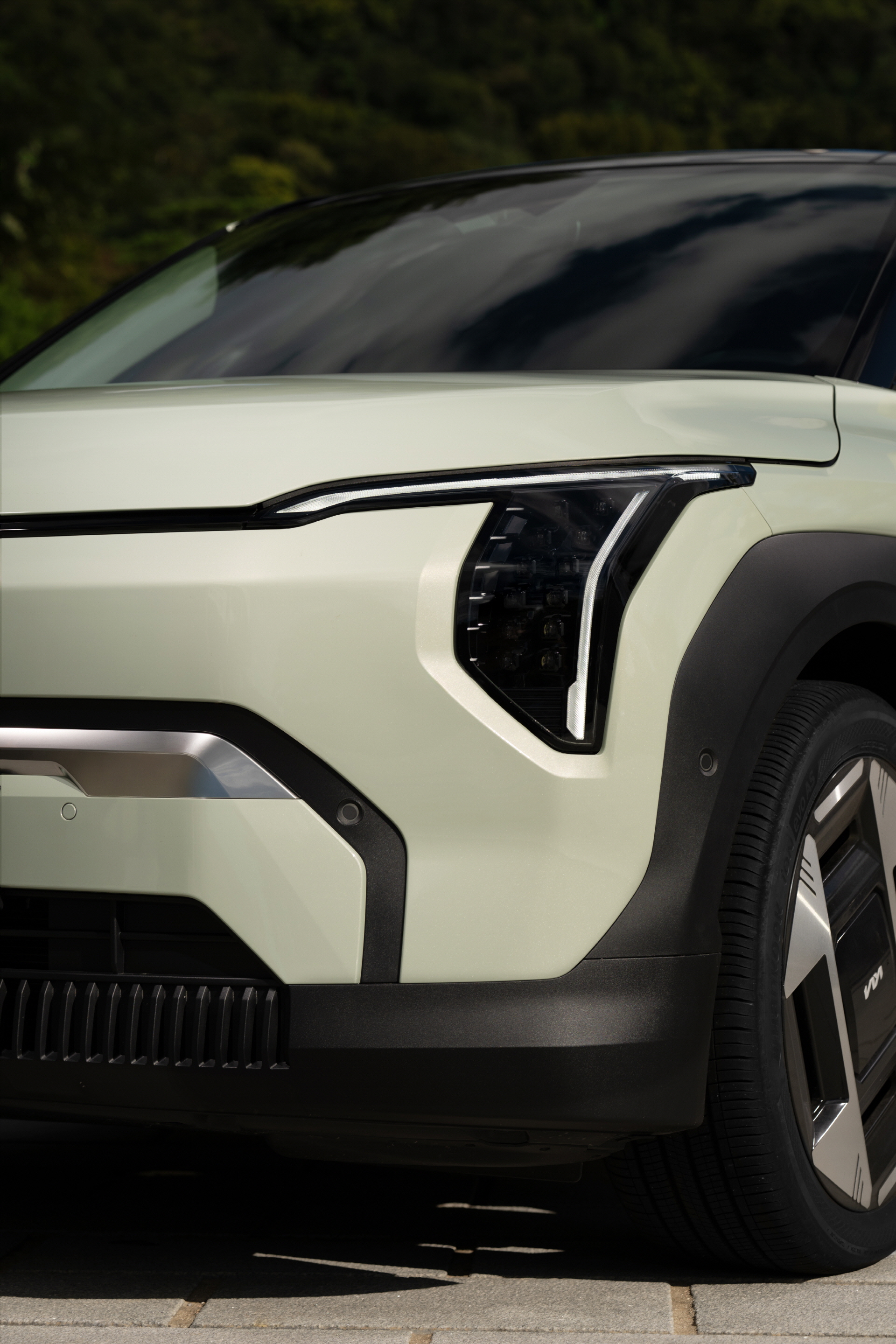 N서울타워와 마주한 길 위에서 도심 속 새로운 감각을 채우는 기아 EV3 헤드램프