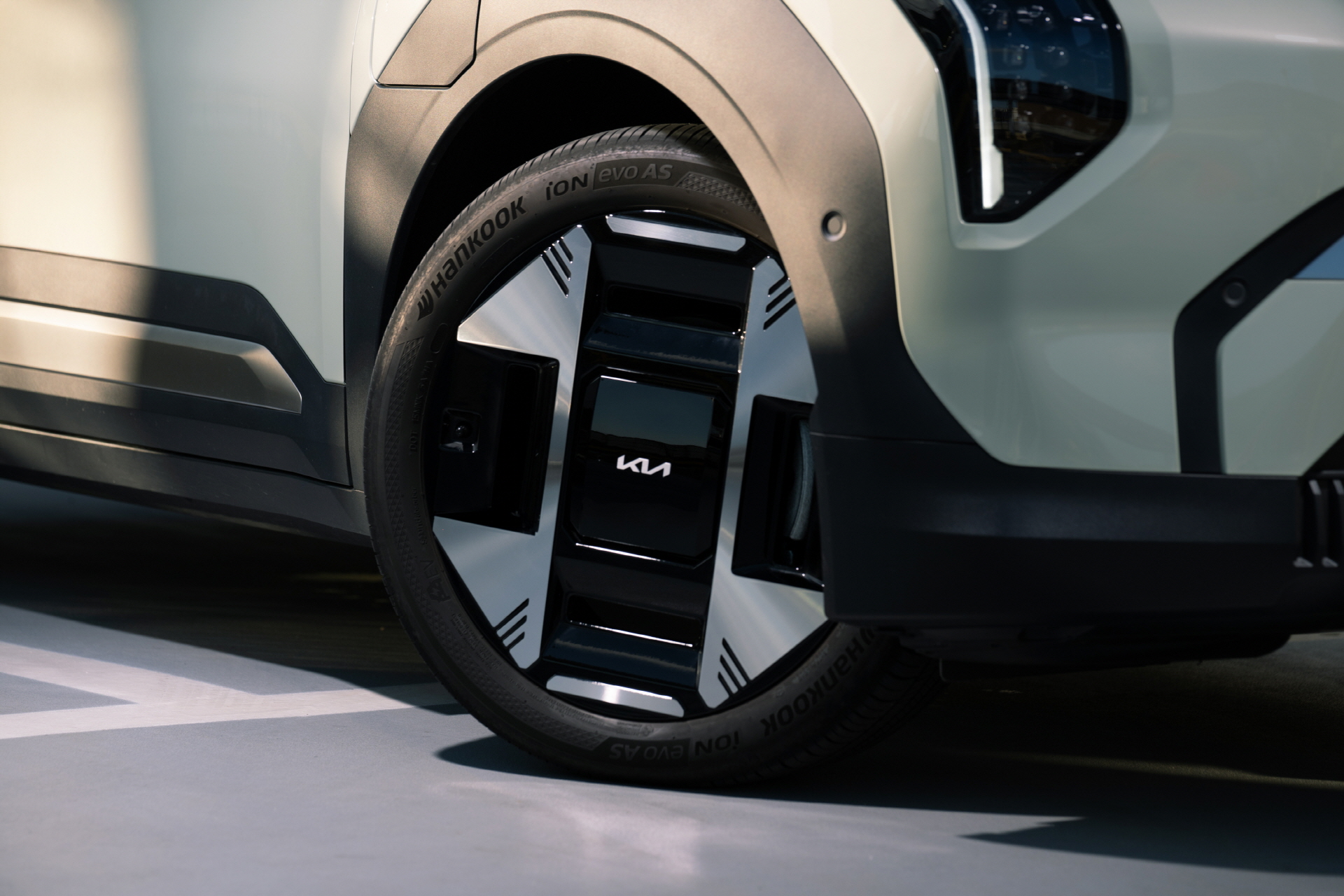 Bathed in daylight, the Kia EV3 moves gracefully in tune with its surroundings.