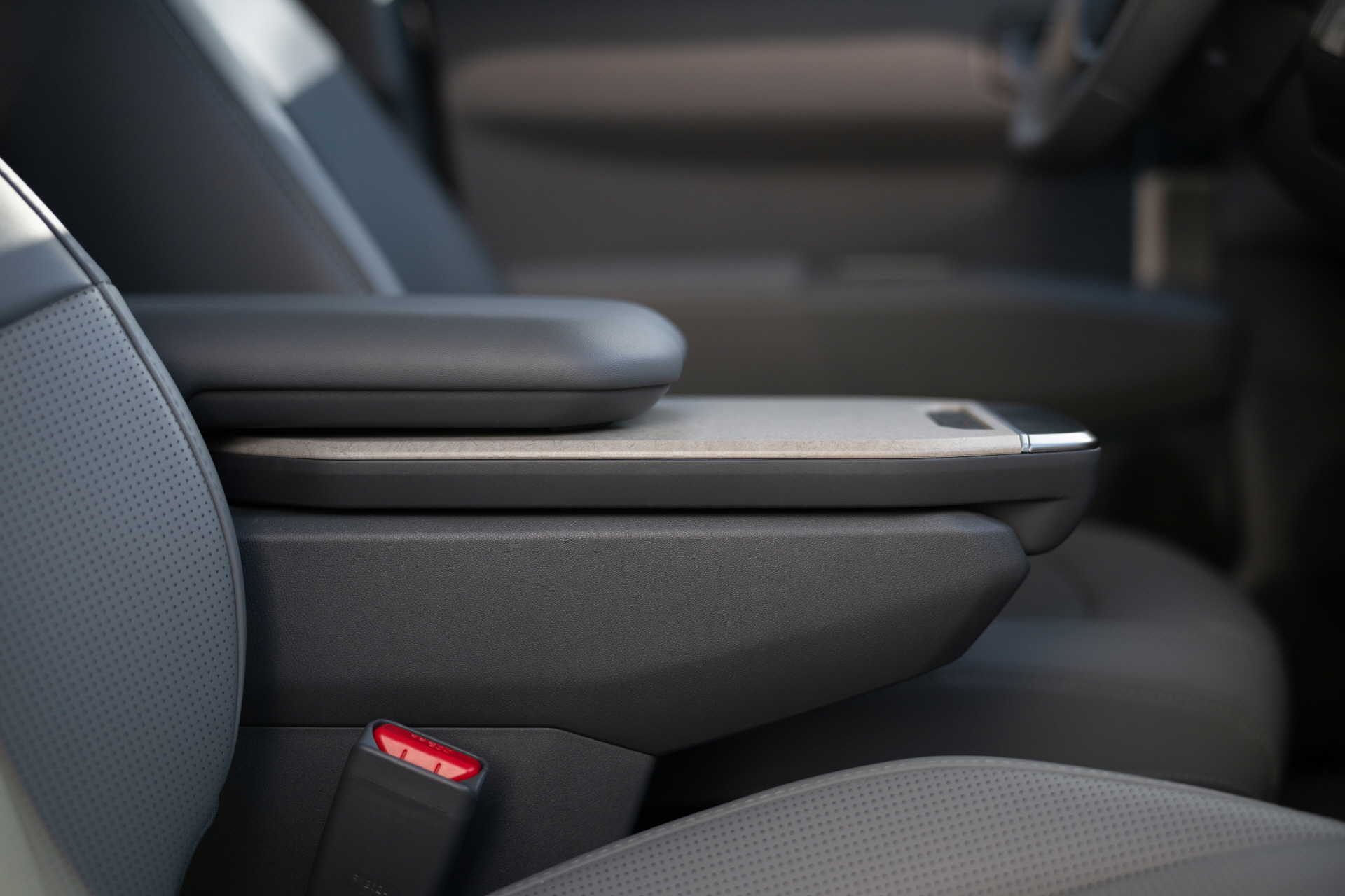 Bathed in daylight, the Kia EV3 moves gracefully in tune with its surroundings.