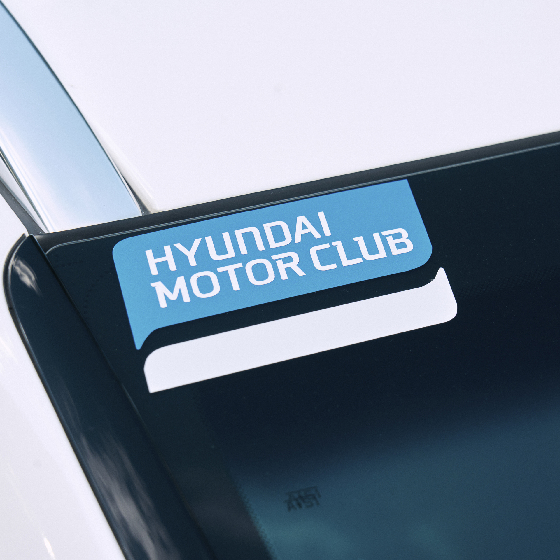 현대모터클럽 로고가 차량에 붙어있는 모습