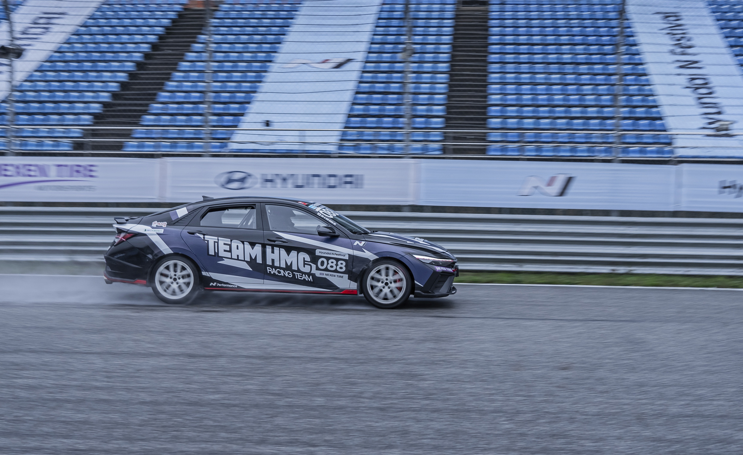 Team HMC car running on circuit