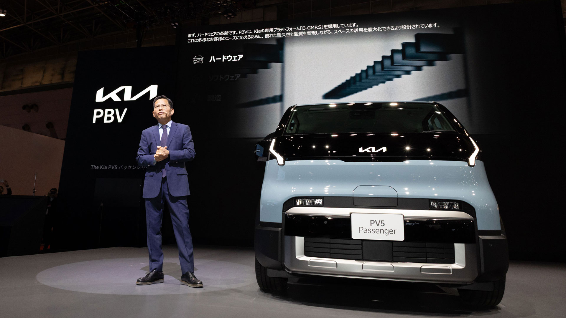 기아 PBV비즈니스사업부 김상대 부사장이 '2025 재팬 모빌리티쇼' 언론공개 행사에서 발표하는 모습