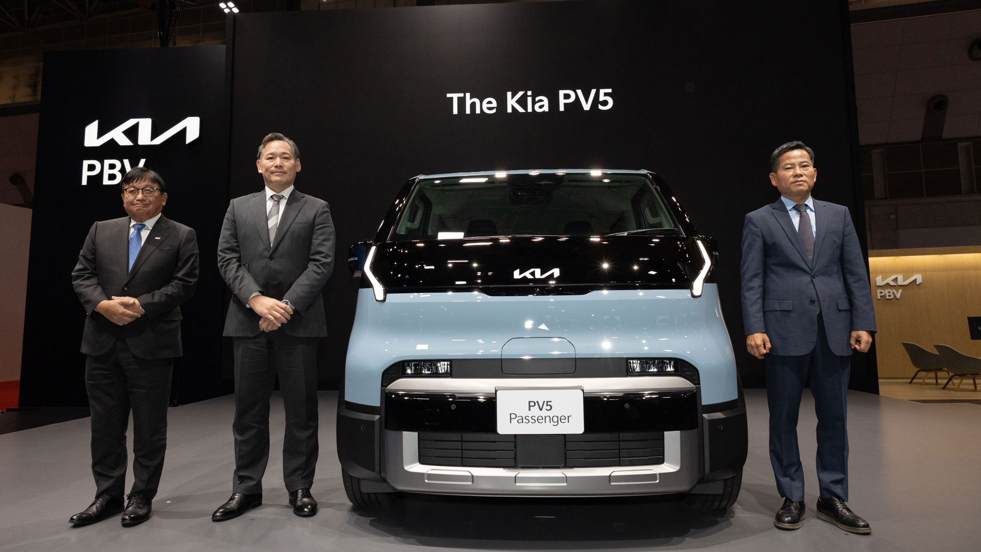 (왼쪽부터) 소지츠 주식회사 '후지모트 마사요시' 회장, 기아 PBV 재팬 대표이사 '타지마 야스나리', 기아 PBV비즈니스사업부 김상대 부사장이 2025 재팬 모빌리티쇼에서 기념촬영을 하고 있는 모습