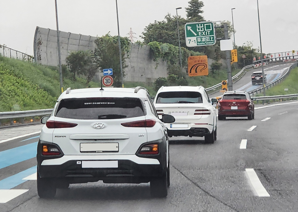 Hyundai Motor Club members driving on Japanese roads