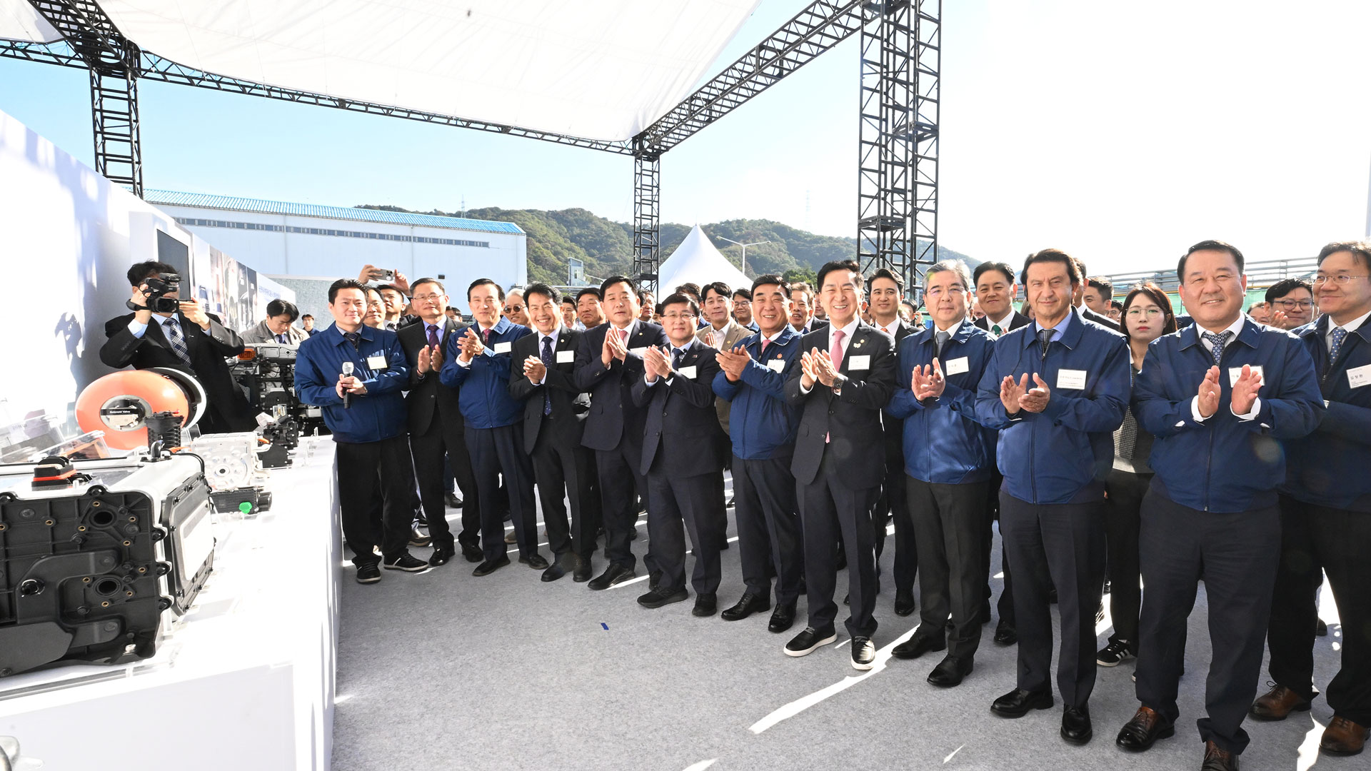 현대차 울산 수소연료전지 신공장 기공식에 참석한 주요 인사들이 현장에 설치된 수소연료전지를 활용한 수소 모빌리티 등 전시품에 대한 설명을 들은 후 박수를 치고 있다.