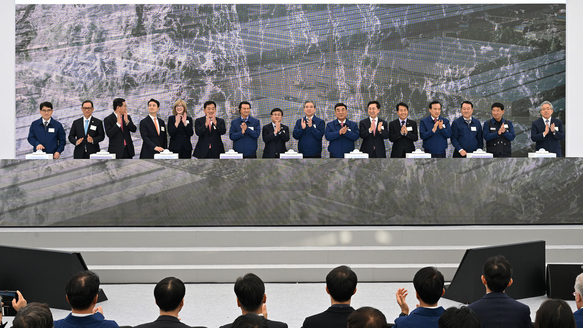 현대차 울산 수소연료전지 신공장 기공식에 참석한 주요 인사들이 연단에 올라 터치버튼 세리머니를 진행하고 있다.-2