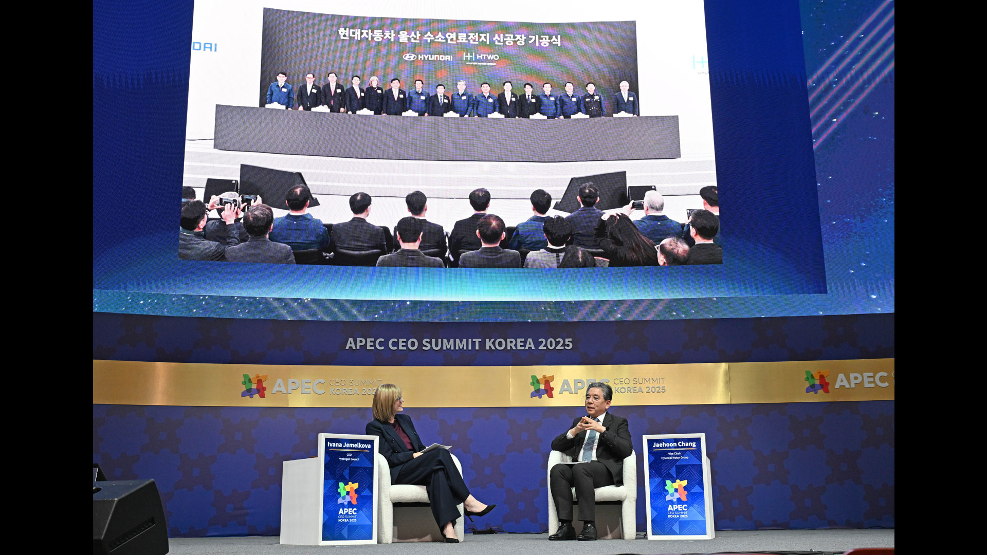 (왼쪽부터) 이바나 제멜코바 수소위원회 CEO, 장재훈 현대자동차그룹 부회장이 APEC CEO 서밋 수소 세션에서 대담을 진행 중인 모습 - (5)