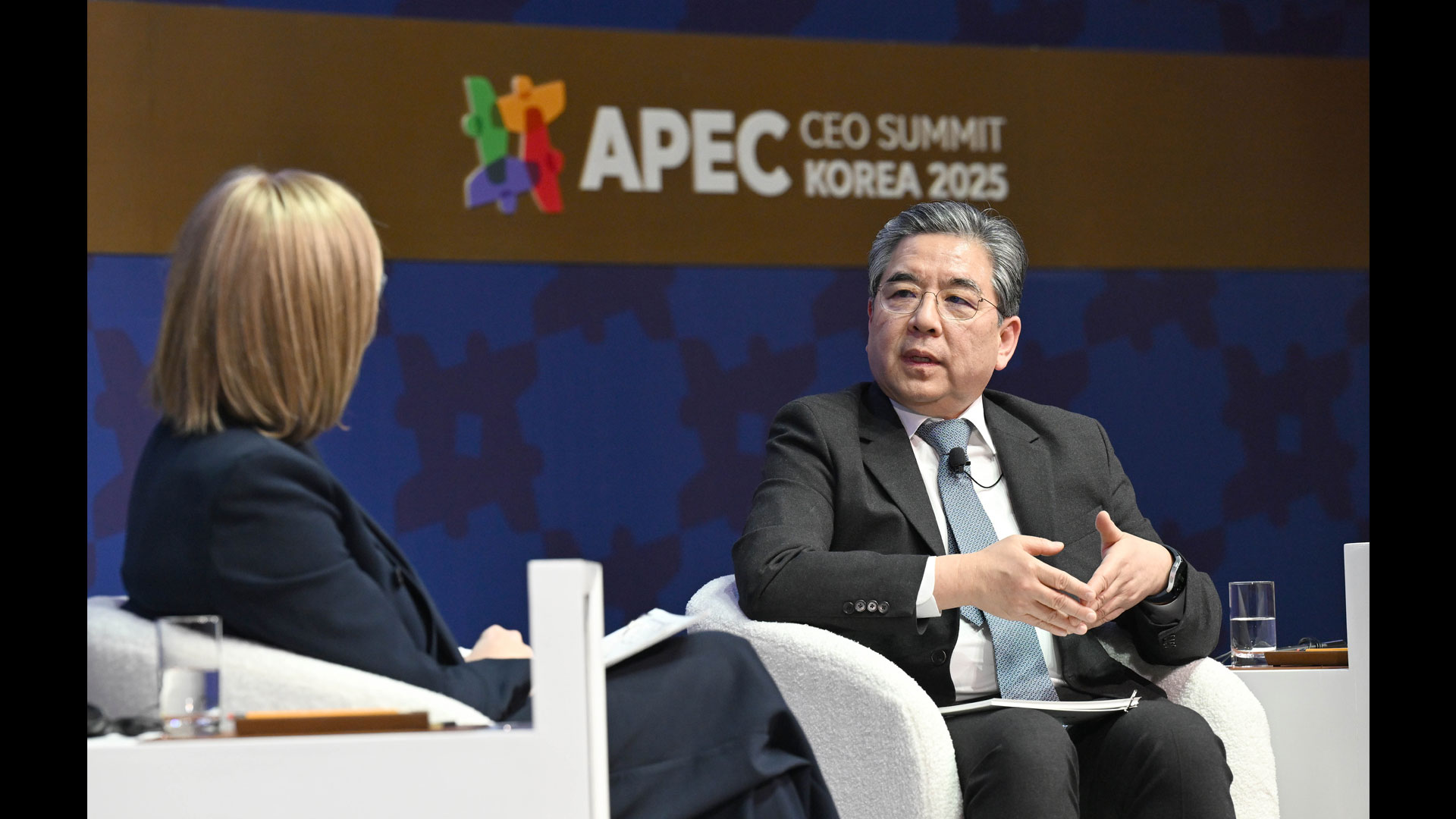 (왼쪽부터) 이바나 제멜코바 수소위원회 CEO, 장재훈 현대자동차그룹 부회장이 APEC CEO 서밋 수소 세션에서 대담을 진행 중인 모습 - (4)