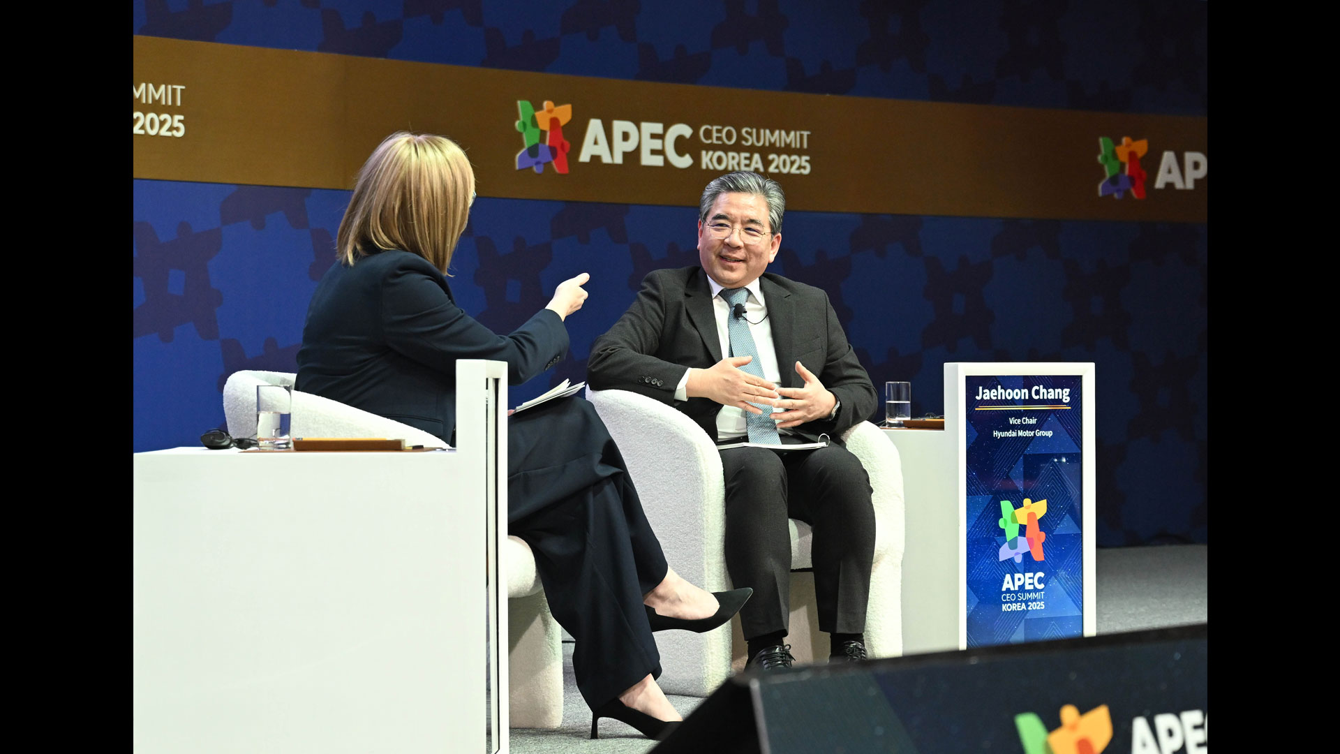 (왼쪽부터) 이바나 제멜코바 수소위원회 CEO, 장재훈 현대자동차그룹 부회장이 APEC CEO 서밋 수소 세션에서 대담을 진행 중인 모습 - (3)