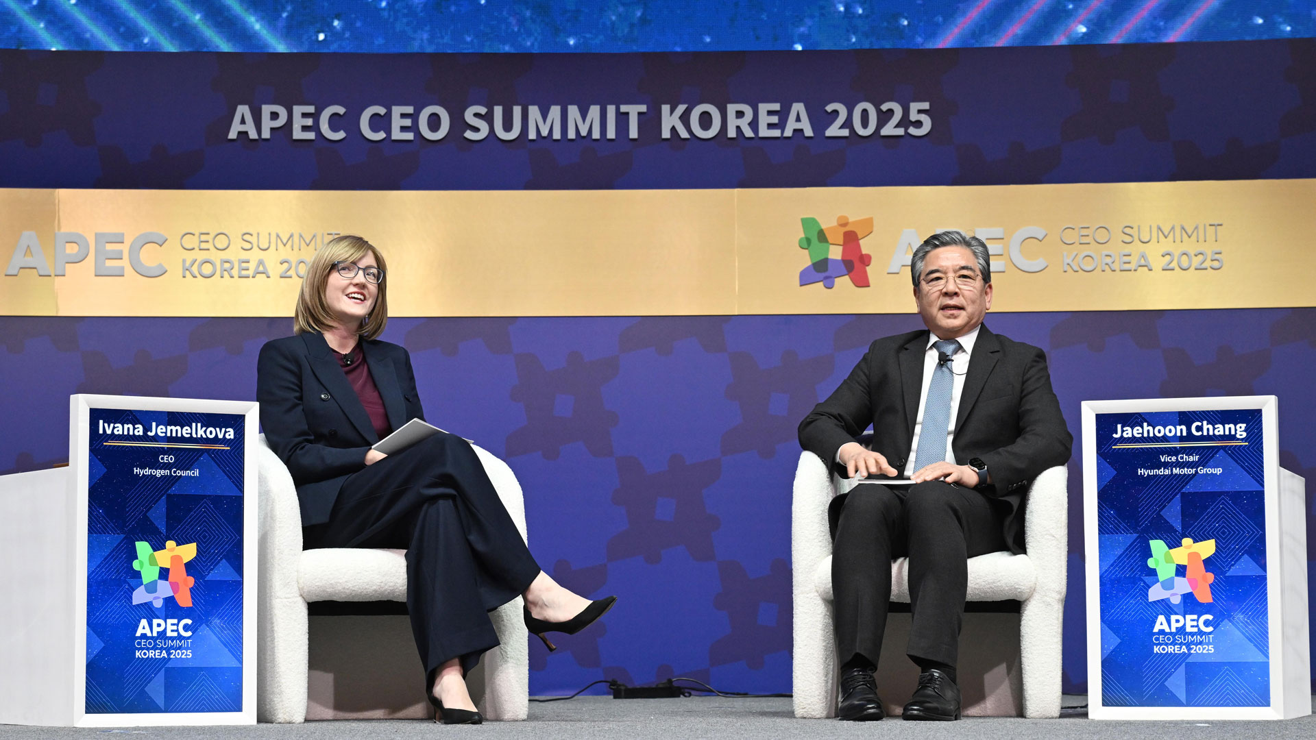 (왼쪽부터) 이바나 제멜코바 수소위원회 CEO, 장재훈 현대자동차그룹 부회장이 APEC CEO 서밋 수소 세션에서 대담을 진행 중인 모습 - (1)