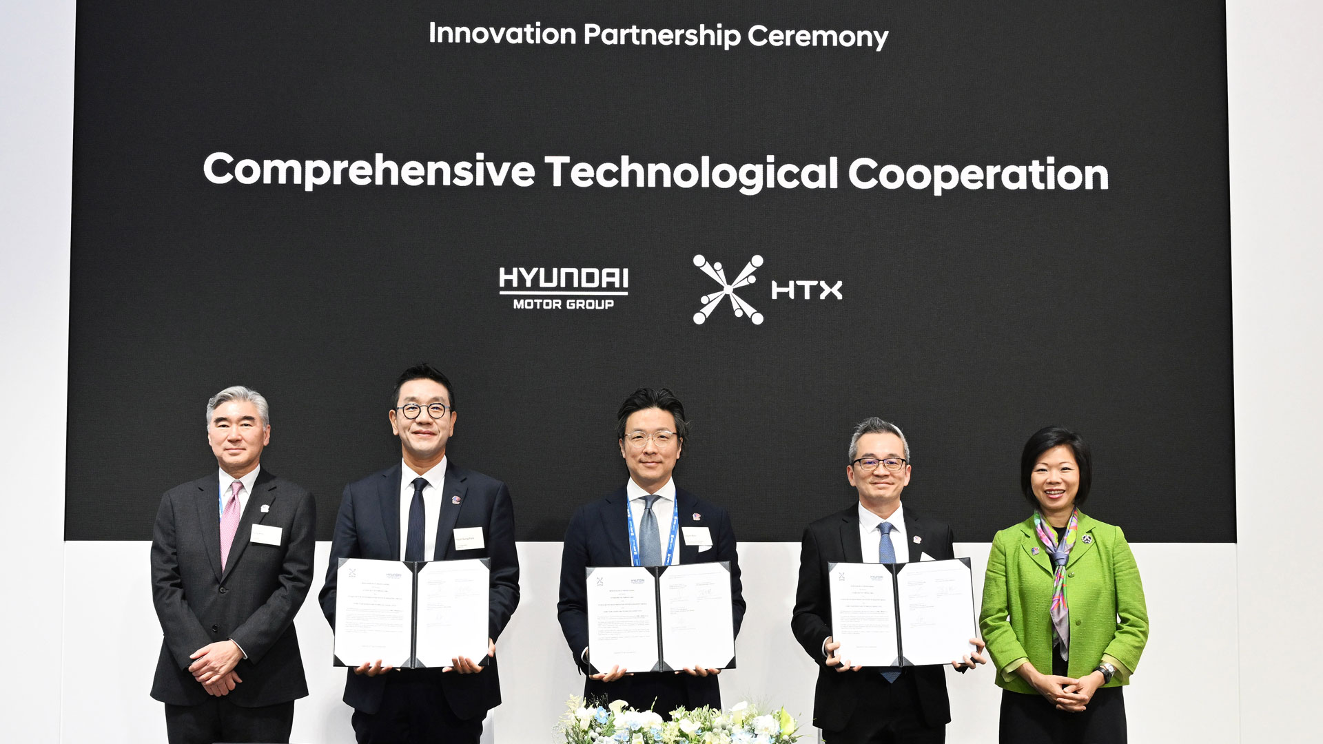 ‘모빌리티 협력을 바탕으로 한 혁신 기술 협력 업무협약(MOU)’ 행사 참가자들이 기념 촬영을 하고 있다. (왼쪽부터 성 김 현대자동차그룹 전략기획담당 사장, 박현성 현대자동차그룹 싱가포르 글로벌 혁신센터 법인장, 김일범 현대자동차그룹 GPO 부사장, 찬 샨(Chan Tsan) HTX 청장, 심 앤(Sim Ann) 싱가포르 외교부 및 내무부 선임국무장관)